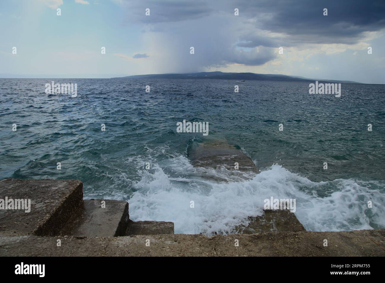 Raue Adria in Kroatien mit hohen Wellen Stockfoto