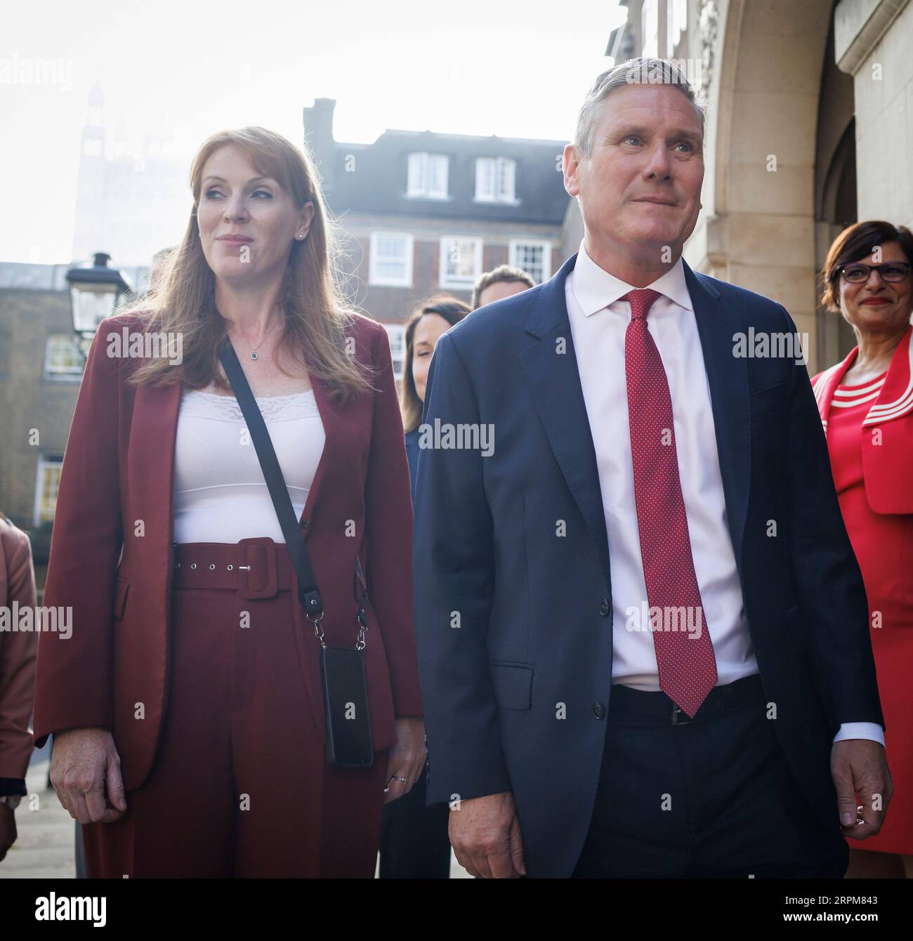 London, Großbritannien. September 2023. Sir Keir Starmer (R) und die stellvertretende Vorsitzende Angela Rayner (L) treffen zu einem Treffen des Schattenkabinetts der Labour Party in Westminster ein. Foto: Ben Cawthra/SIPA USA Credit: SIPA USA/Alamy Live News Stockfoto