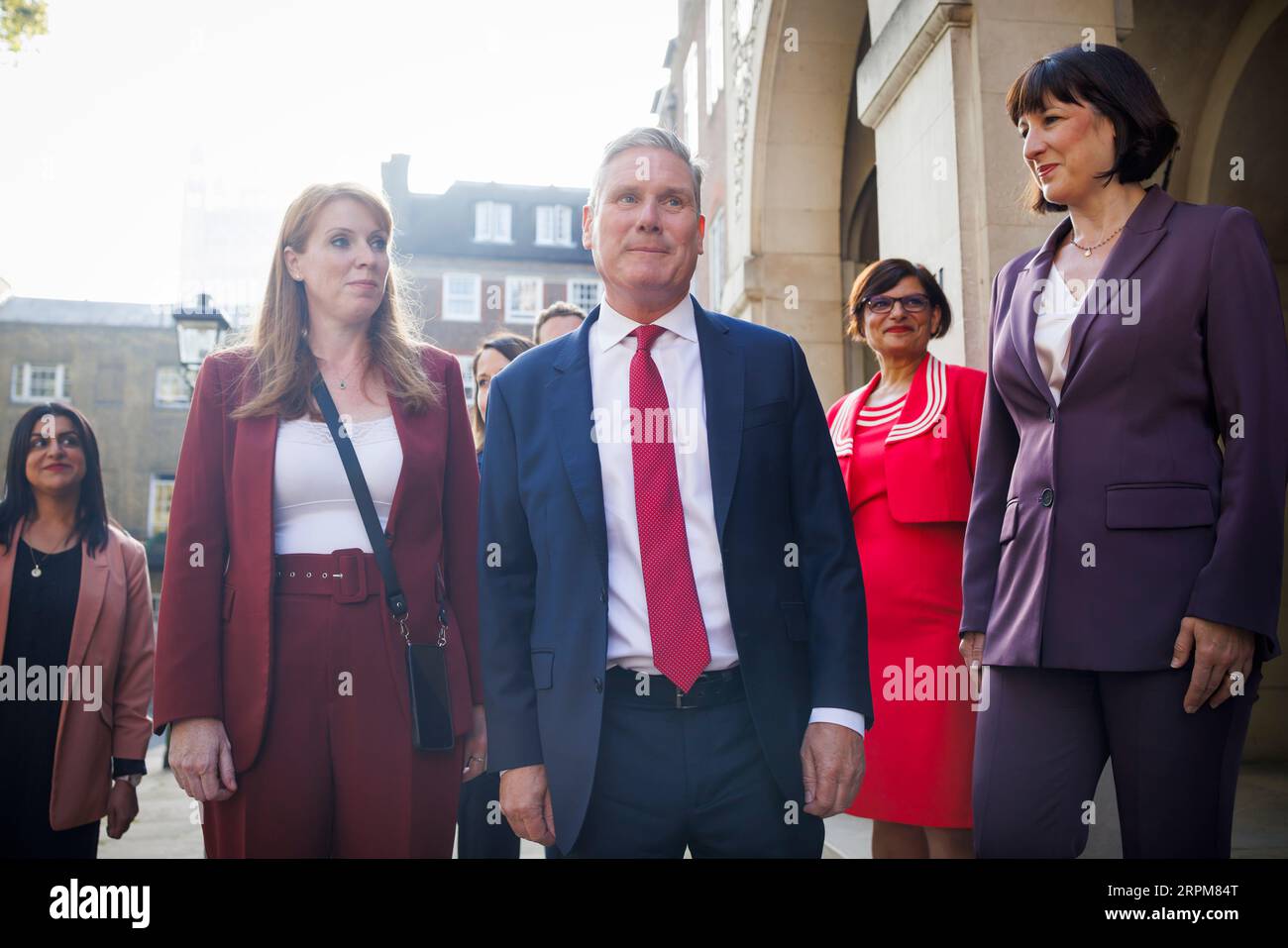 London, Großbritannien. September 2023. Sir Keir Starmer (C) und Mitglieder des Schattenkabinetts, darunter die stellvertretende Angela Rayner (L) und die Schattenkanzlerin Rachel Reeves (R), treffen zu einem Treffen des Schattenkabinetts der Labour Party in Westminster ein. Foto: Ben Cawthra/SIPA USA Credit: SIPA USA/Alamy Live News Stockfoto