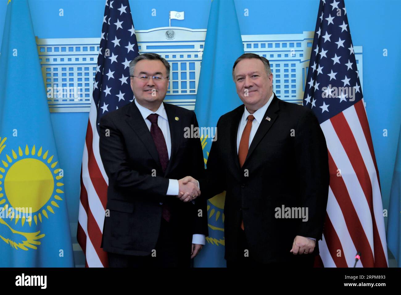 200202 -- NUR-SULTAN, 2. Februar 2020 -- der amtierende US-Außenminister Mike Pompeo und der kasachische Außenminister Mukhtar Tleuberdi schütteln die Hand, bevor sie am 2. Februar 2020 eine Pressekonferenz in nur-Sultan, Kasachstan, abhalten. Pompeo erklärte am Sonntag, dass Kasachstan ein zuverlässiger Partner der Vereinigten Staaten in Zentralasien sei, und verpflichtete sich, die verstärkte strategische Partnerschaft zwischen den beiden Ländern zu fördern. Foto von Kalizhan Ospanov/Xinhua KASACHSTAN-NUR-SULTAN-U.S.-POMPEO-VISIT RenxJun PUBLICATIONxNOTxINxCHN Stockfoto