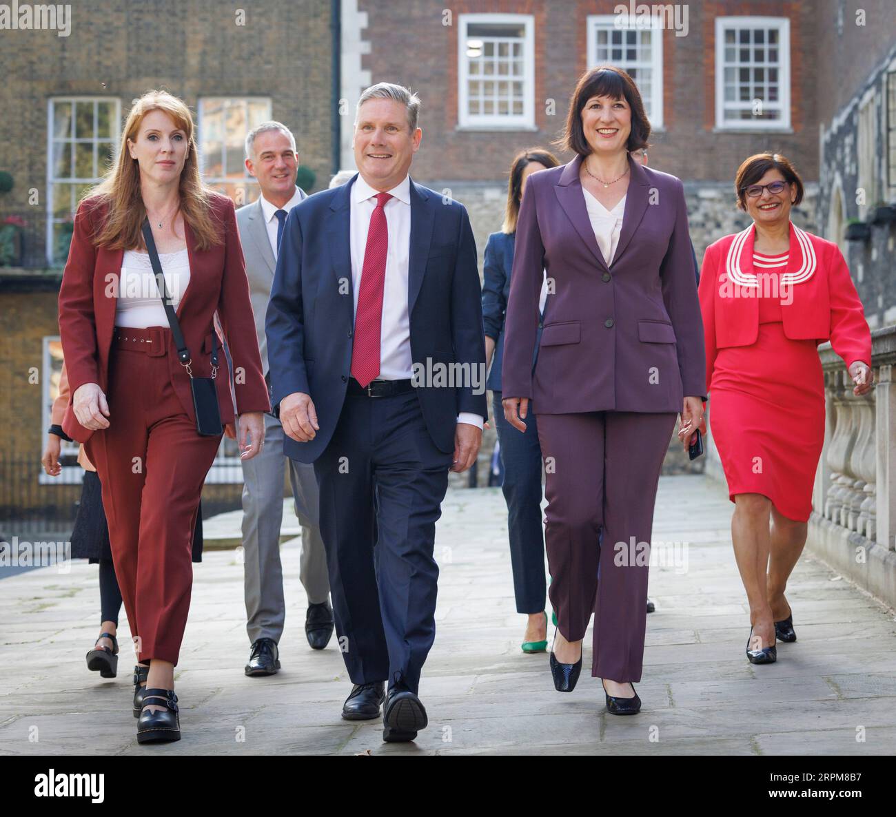 London, Großbritannien. September 2023. Sir Keir Starmer (C) und Mitglieder des Schattenkabinetts, darunter die stellvertretende Angela Rayner (L) und die Schattenkanzlerin Rachel Reeves (R), treffen zu einem Treffen des Schattenkabinetts der Labour Party in Westminster ein. Foto: Ben Cawthra/SIPA USA Credit: SIPA USA/Alamy Live News Stockfoto