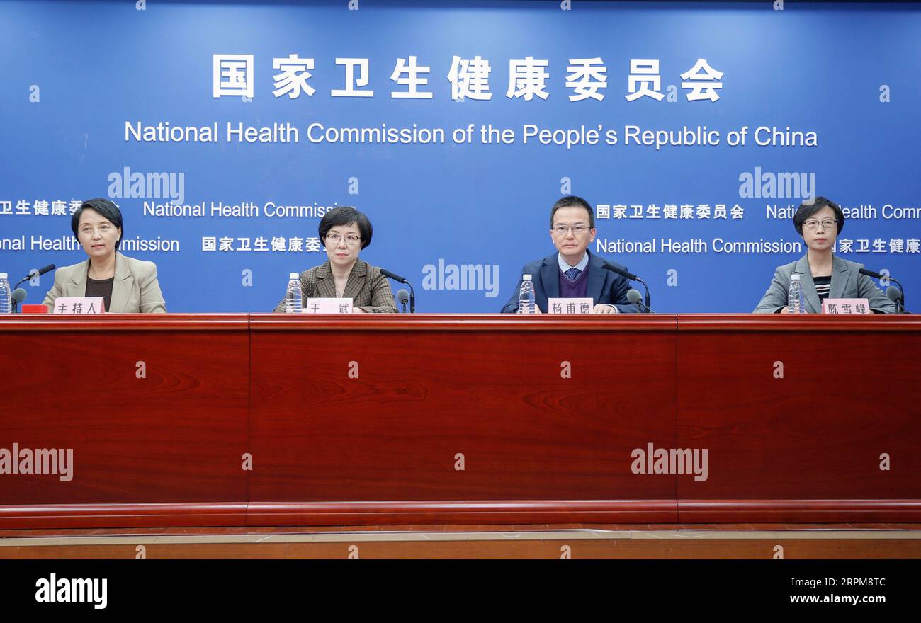 200203 -- PEKING, 3. Februar 2020 -- Foto vom 3. Februar 2020 zeigt eine Pressekonferenz der Nationalen Gesundheitskommission in Peking, der Hauptstadt Chinas. Die chinesischen Gesundheitsbehörden betonten, wie wichtig es ist, ruhig und optimistisch zu bleiben, während der neuartige Coronavirus-Ausbruch ausbrach, und sagten, dass eine positive und selbstbewusste Haltung den größten Schutz in solch schwierigen Zeiten bietet. CHINA-PEKING-NATIONALE GESUNDHEITSKOMMISSION-PRESSEKONFERENZ CN ZHANGXYUWEI PUBLICATIONXNOTXINXCHN Stockfoto