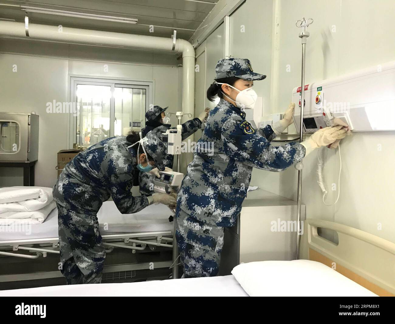 200204 -- PEKING, 4. Februar 2020 -- medizinisches Personal testet Einrichtungen und macht das Bett im Huoshenshan Fire God Mountain Hospital, um abschließende Vorbereitungen für die Aufnahme von Patienten zu treffen, die mit dem neuartigen Coronavirus infiziert sind, in Wuhan, Provinz Hubei in Zentralchina, 3. Februar 2020. XINHUA FOTOS DES TAGES LiuxFang PUBLICATIONxNOTxINxCHN Stockfoto