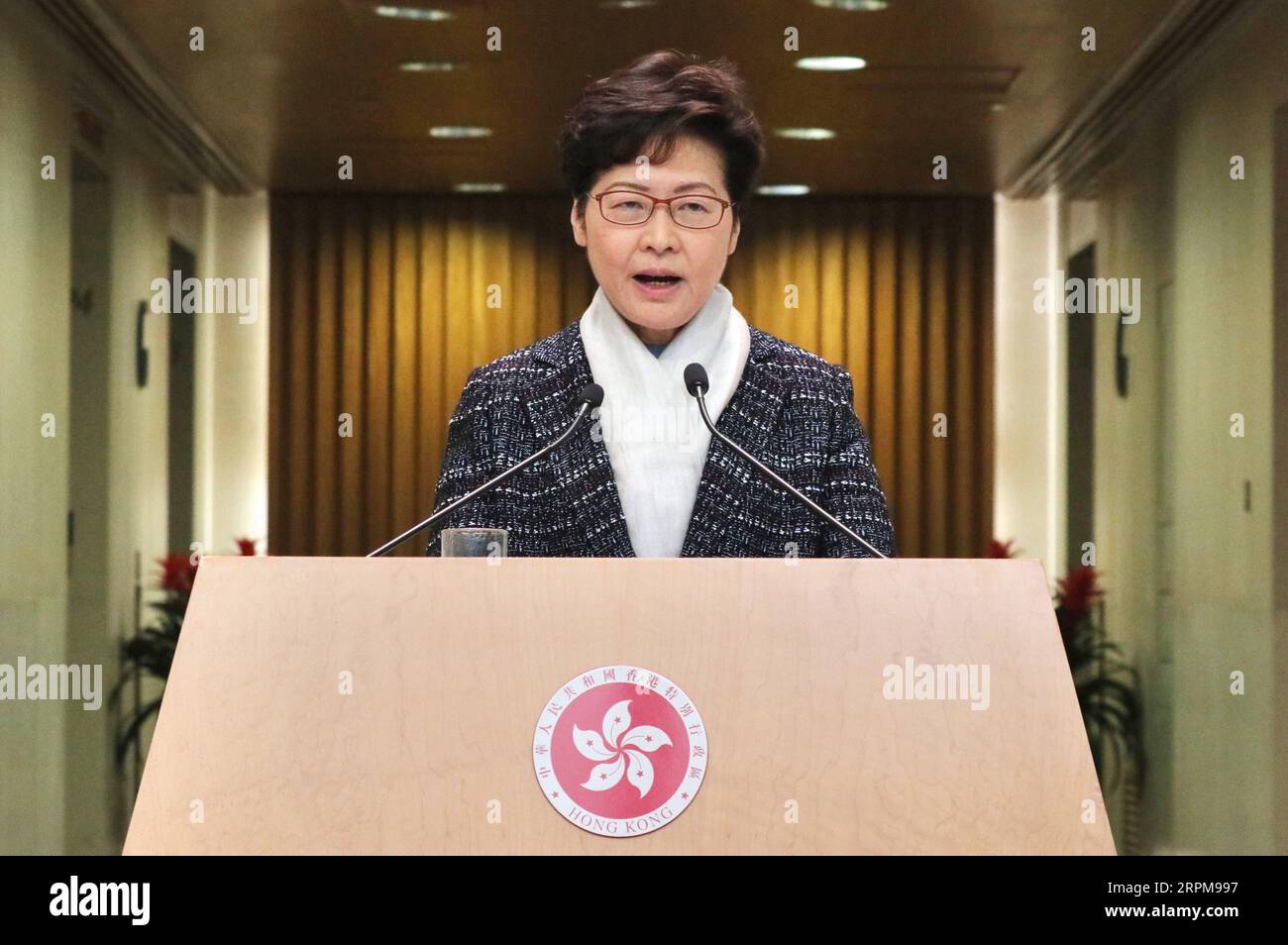 News Themen der Woche KW06 News Bilder des Tages 200204 -- HONGKONG, 4. Februar 2020 Xinhua -- Chief Executive der Sonderverwaltungsregion Hongkong HKSAR Carrie Lam spricht auf einer Medienveranstaltung vor der Tagung des HKSAR Executive Council in Hongkong, Südchina, 4. Februar 2020. Carrie Lam am Dienstag appellierte an medizinisches Personal in öffentlichen Krankenhäusern, sich an ihre Posten im Kampf gegen die neuartige Coronavirus-Epidemie zu halten und versprach, den Ressourcenbedarf des medizinischen Personals an erster Stelle zu setzen. Xinhua/Lui Siu Wai CHINA-HONG KONG-NOVEL CORONAVIRUS-CARRIE LAM-STRIKE CN PUBLICATIONxNOTxINxCHN Stockfoto