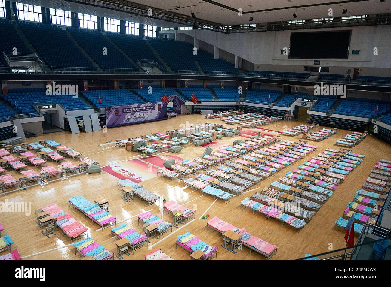 200205 -- WUHAN, 5. Februar 2020 -- Foto vom 4. Februar 2020 zeigt einen Innenanblick des Hongshan Gymnasiums, das in ein provisorisches Krankenhaus umgewandelt wurde, um Patienten mit dem neuen Coronavirus 2019-nCoV zu empfangen, in Wuhan, Provinz Hubei in Zentralchina. ZU XINHUA-SCHLAGZEILEN VON FEB. 5, 2020. CHINA-HUBEI-WUHAN-CORONAVIRUS-MAKESHIFT KRANKENHÄUSER CN XIONGXQI PUBLICATIONXNOTXINXCHN Stockfoto