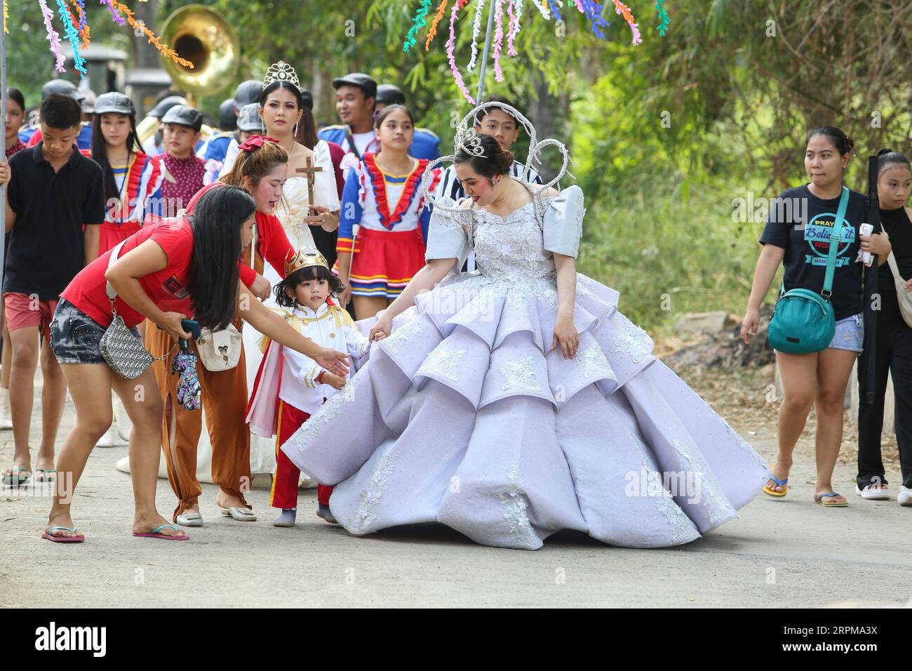 Philippinen: Flores de Mayo religiös-historische Schönheitswettbewerb, Santacruzan rituelle Kulturparade, traditionelles Festival in der ländlichen Provinz Philippinen Stockfoto