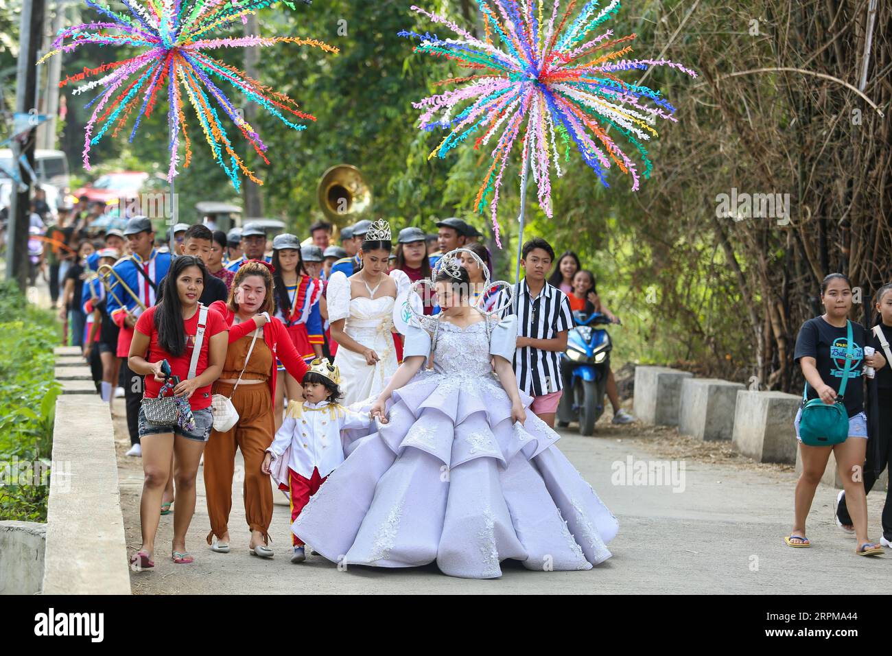 Philippinen: Flores de Mayo religiös-historische Schönheitswettbewerb, Santacruzan rituelle Kulturparade, traditionelles Festival in der ländlichen Provinz Philippinen Stockfoto