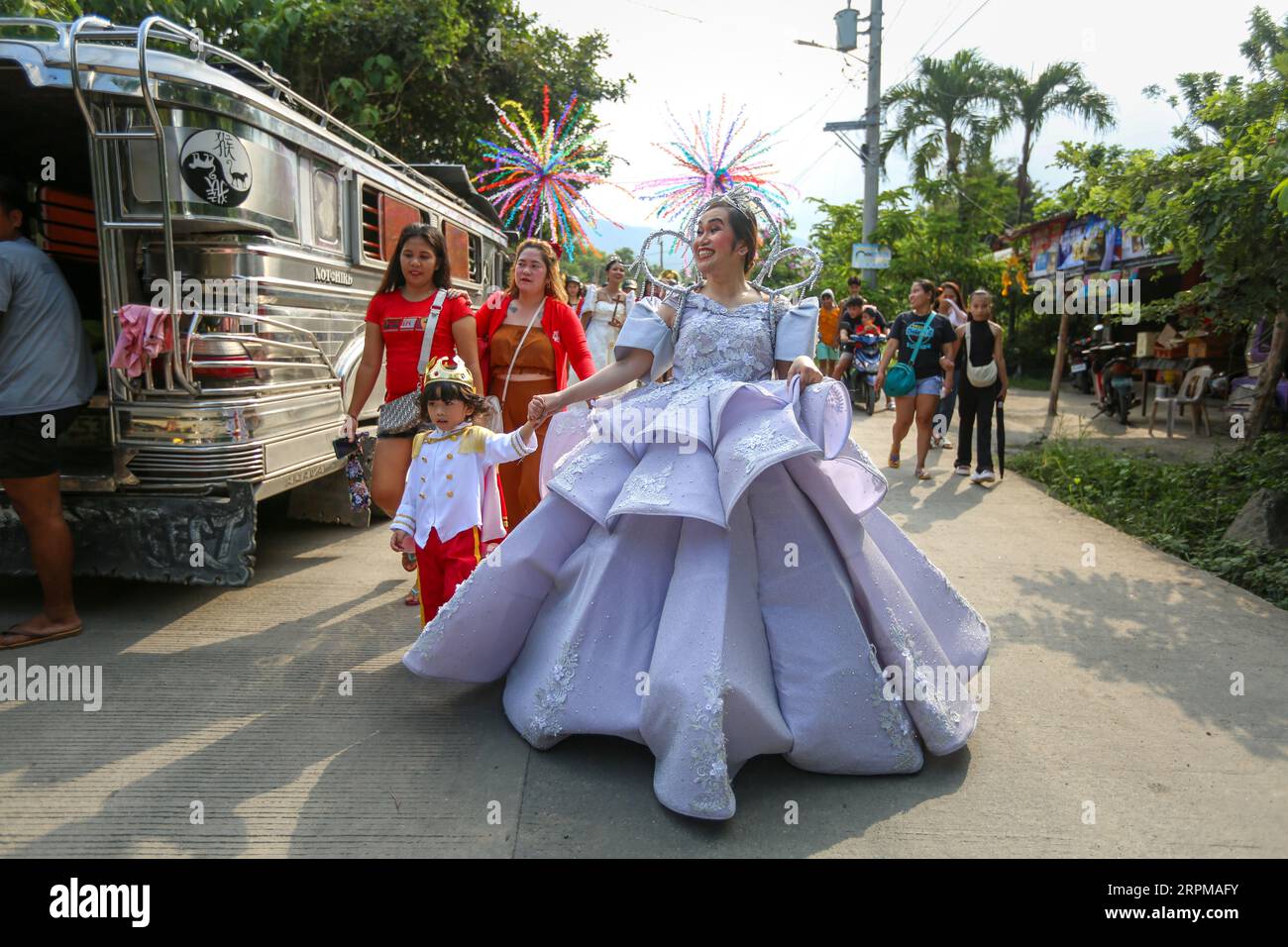 Philippinen: Flores de Mayo religiös-historische Schönheitswettbewerb, Santacruzan rituelle Kulturparade, traditionelles Festival in der ländlichen Provinz Philippinen Stockfoto