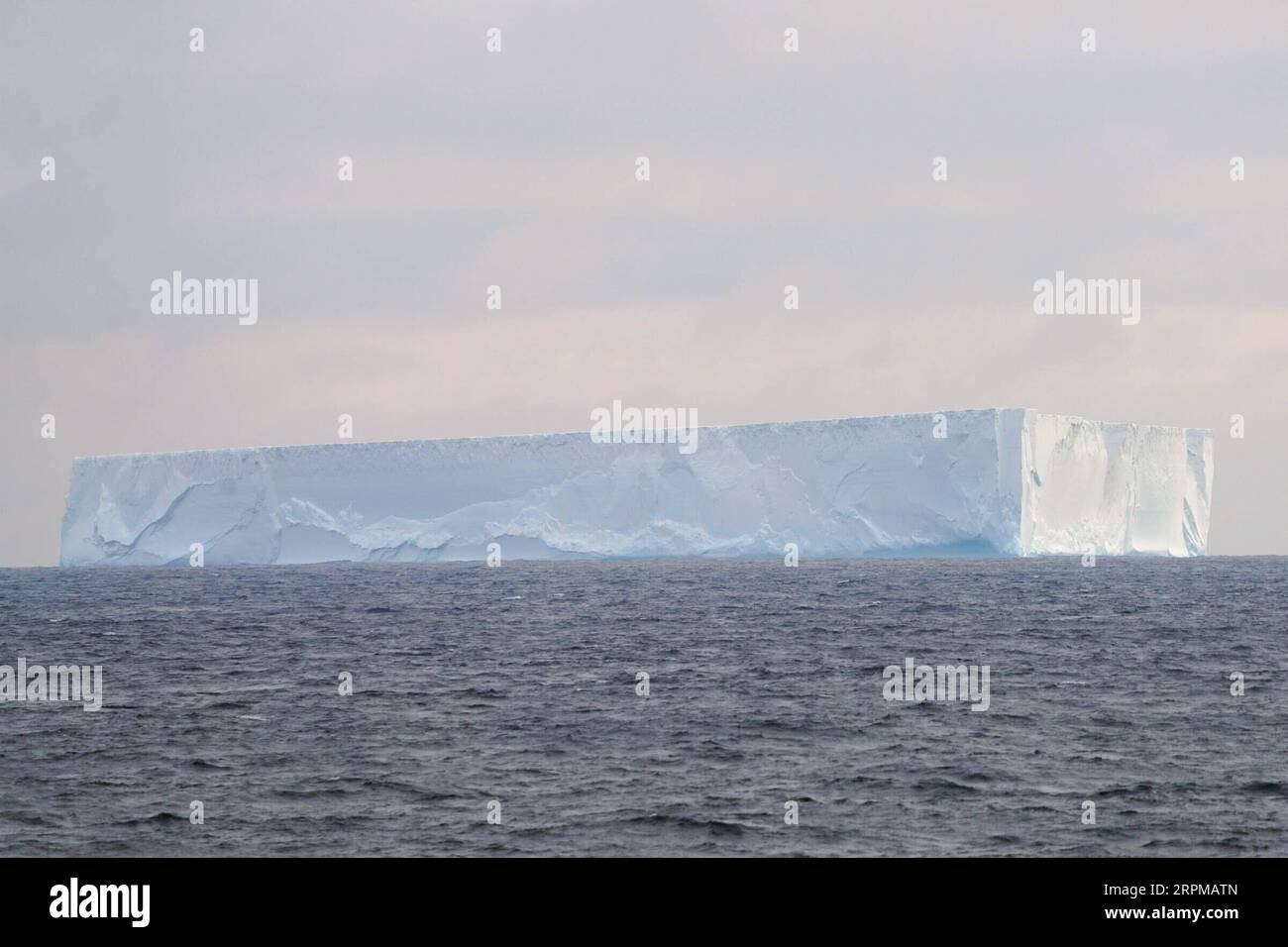 200206 -- AN BORD VON XUELONG 2, 6. Februar 2020 -- Foto vom 5. Februar 2020 zeigt einen Eisberg, der von Chinas polarem Eisbrecher Xuelong 2 oder Snow Dragon 2 aus gesehen wurde, der während der 36. Antarktis-Expedition auf dem Weddell-Meer zur chinesischen Zhongshan-Station fährt. EyesonSci CHINA-XUELONG 2-WEDDELL SEA CN LiuxShiping PUBLICATIONxNOTxINxCHN Stockfoto