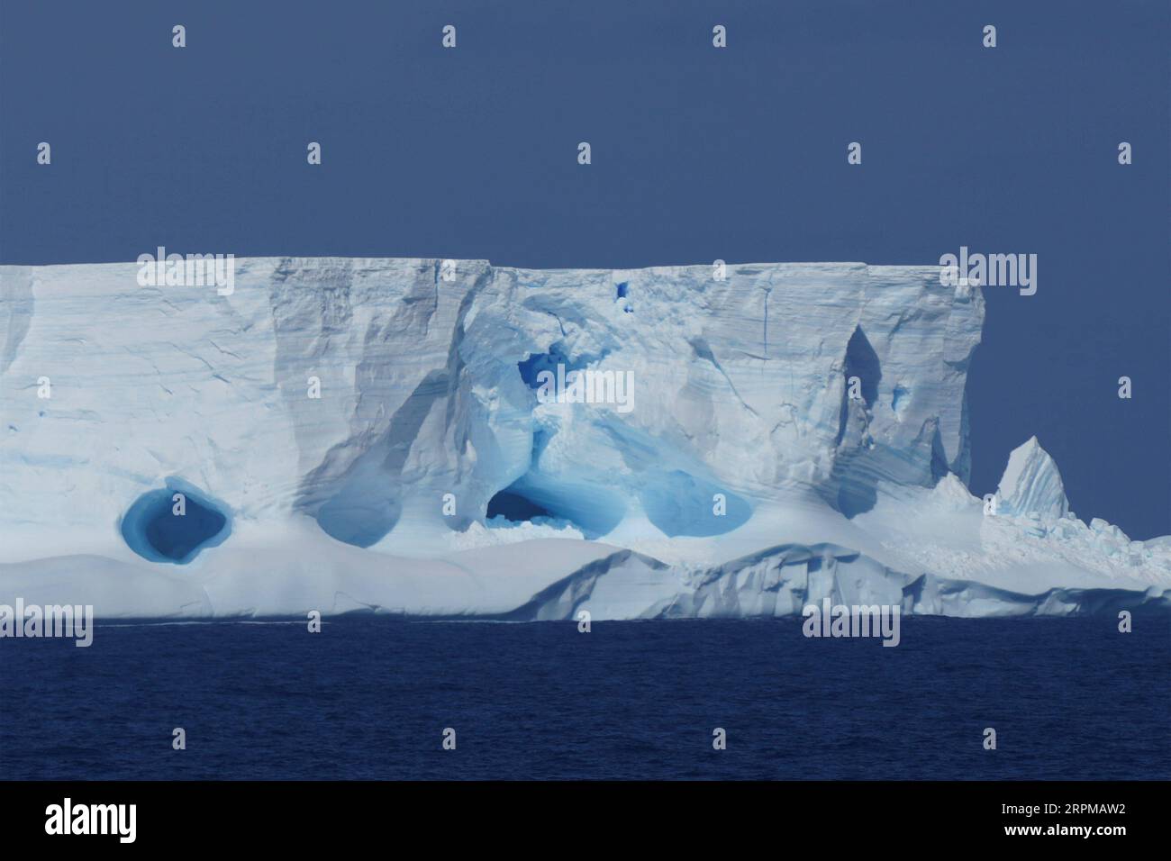 200206 -- AN BORD VON XUELONG 2, 6. Februar 2020 -- Foto vom 1. Februar 2020 zeigt einen Eisberg, der von Chinas polarem Eisbrecher Xuelong 2 oder Snow Dragon 2 aus gesehen wurde, der während der 36. Antarktis-Expedition auf dem Weddell-Meer zur chinesischen Zhongshan-Station fährt. EyesonSci CHINA-XUELONG 2-WEDDELL SEA CN LiuxShiping PUBLICATIONxNOTxINxCHN Stockfoto