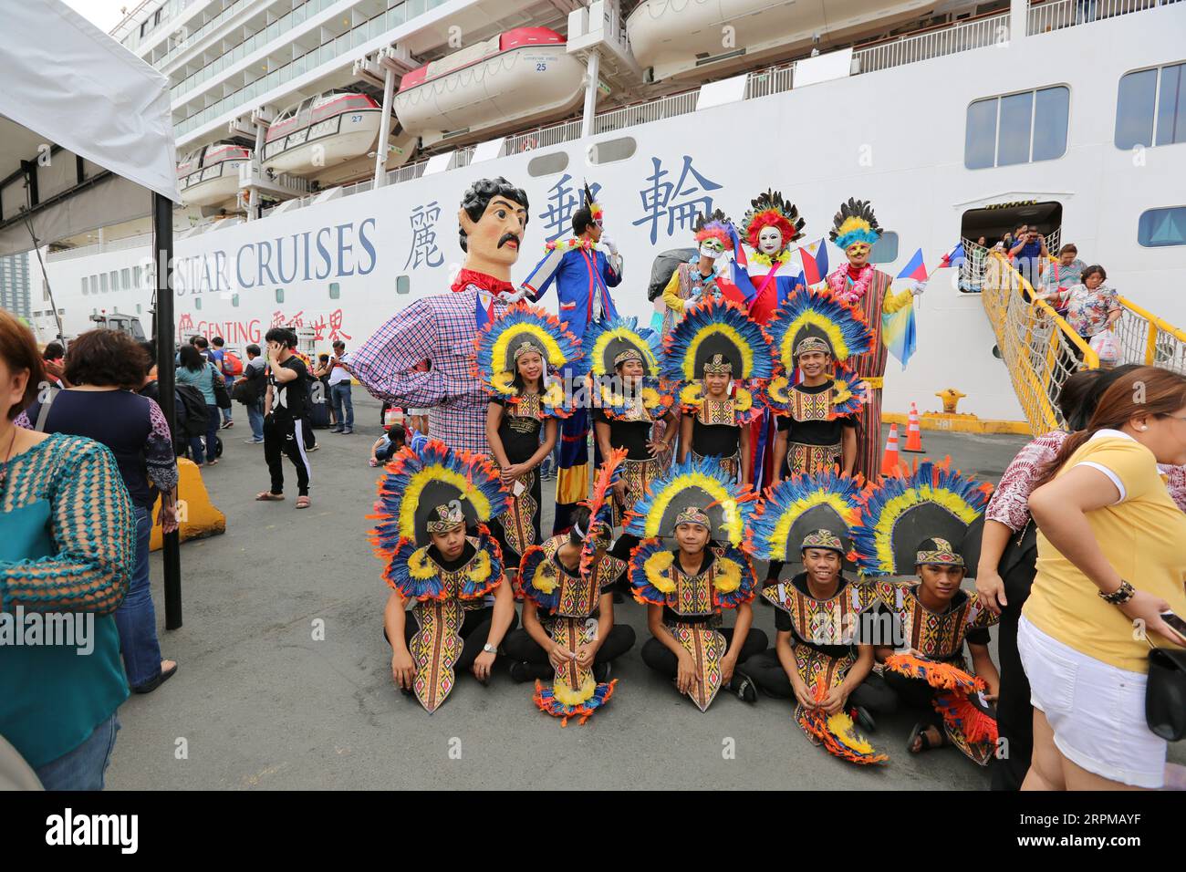 Philippinische fiesta-Motto Willkommensfeier für Kreuzfahrtschiff am Manila Pier : Musiker mit Bambusinstrumenten, philippinische Tänzer, Higantes, Flaggen Stockfoto