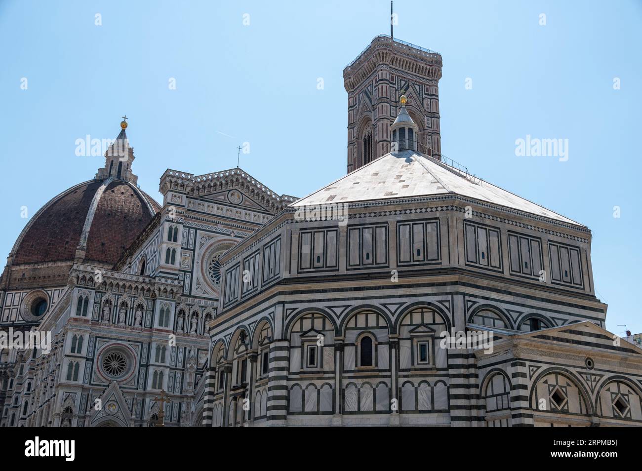 Das Baptisterium von St. John, Florenz und Santa Maria del Fiore auf der Piazza del Duomo in Florenz in der Toskana. Stockfoto