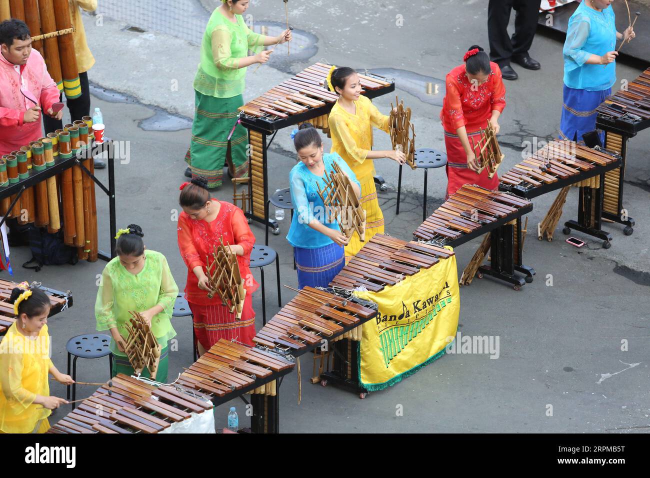Philippinische fiesta-Motto Willkommensfeier für Kreuzfahrtschiff am Manila Pier : Musiker mit Bambusinstrumenten, philippinische Tänzer, Higantes, Flaggen Stockfoto