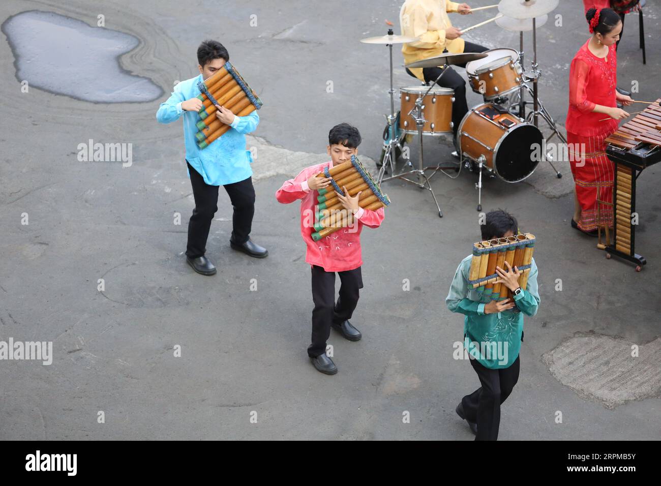 Philippinische fiesta-Motto Willkommensfeier für Kreuzfahrtschiff am Manila Pier : Musiker mit Bambusinstrumenten, philippinische Tänzer, Higantes, Flaggen Stockfoto