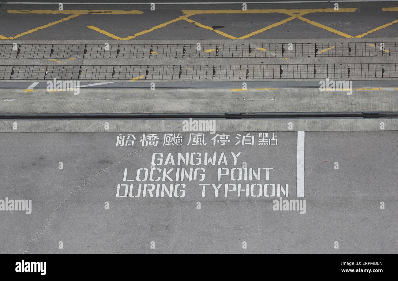 Hong Kong Kai Tak Kreuzfahrtterminal Pier Markierungen als Anweisungen zum Anlegen von Schiffen, wenn starker Sturm trifft : 'Gangway Sperrpunkt während Taifun' Stockfoto