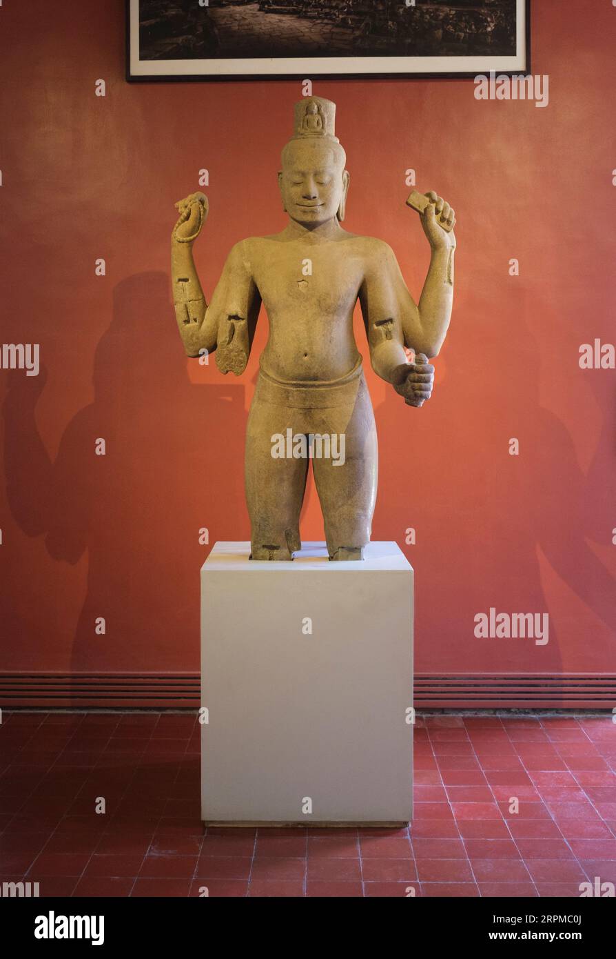Kambodscha: Ende des 12. Jahrhunderts, Sandstein, Lokeshvara (Avalokiteshvara)-Statue im Bayon-Stil vom Tor der Toten, Angkor Thom, heute im Nationalmuseum von Kambodscha, Phnom Penh, untergebracht. Das Nationalmuseum befindet sich in einem roten Pavillon aus dem Jahr 1918 und beherbergt eine Sammlung von Khmer-Kunst, darunter einige der schönsten Stücke der Welt. Zu den Exponaten gehören eine Vishnu-Statue aus dem 6. Jahrhundert, eine Shiva-Statue aus dem 9. Jahrhundert und der berühmte, in meditativer Pose geformte Kopf von Jayavarman VII. Besonders beeindruckend ist die beschädigte Büste eines liegenden Vishnu. Stockfoto