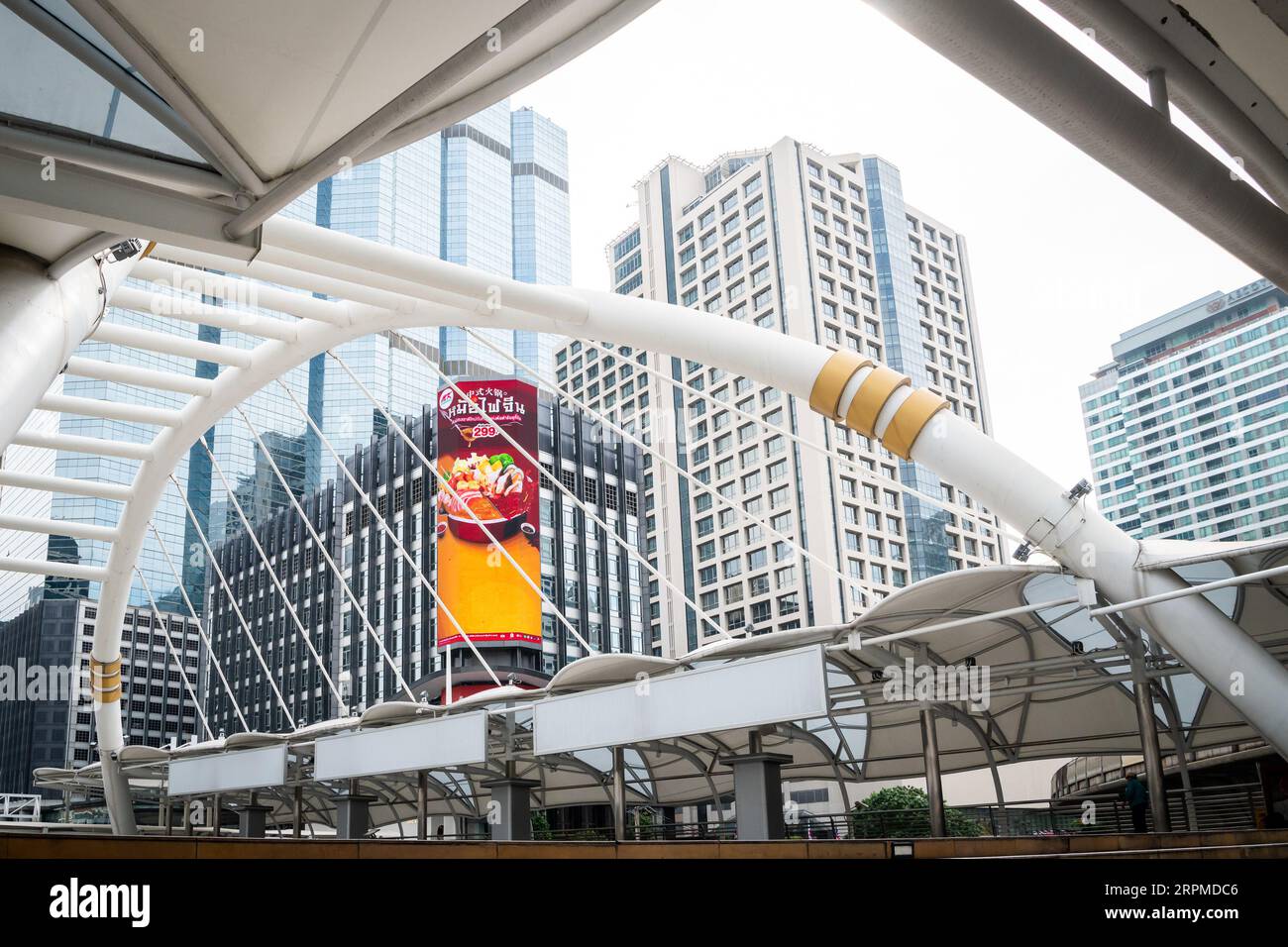 Aufnahme des erstaunlich gestalteten Chong Nonsi Skywalk auf der N. Sathon Rd Bangkok Thailand. Stockfoto