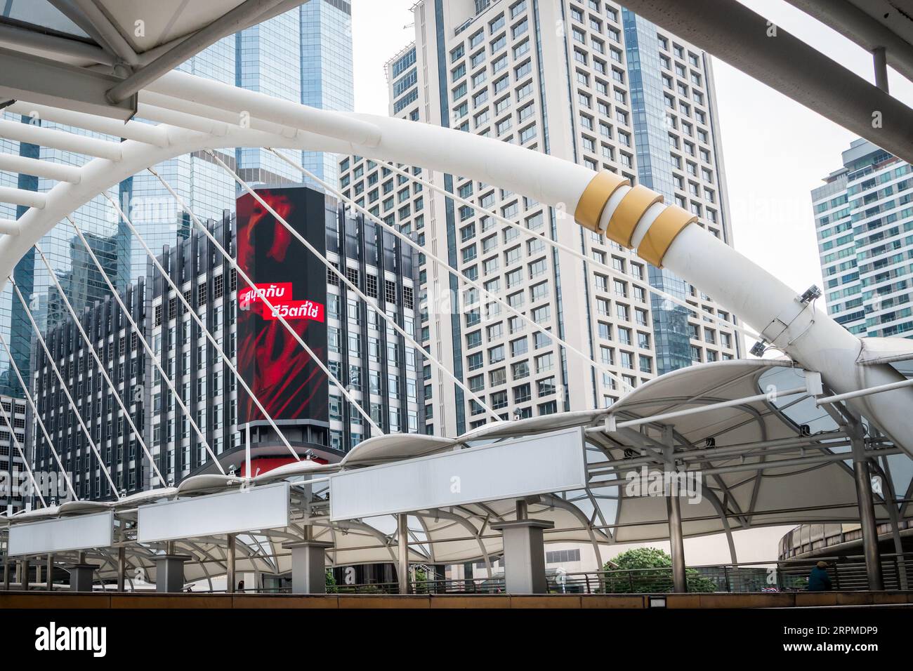 Aufnahme des erstaunlich gestalteten Chong Nonsi Skywalk auf der N. Sathon Rd Bangkok Thailand. Stockfoto