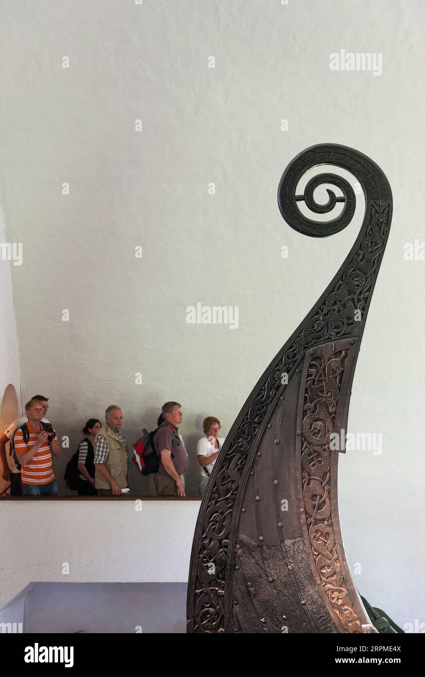 Aufwendige Drachenschnitzereien zieren den spiralförmigen Bug des Oseberg-Langschiffs um 800 n. Chr. im Wikingerschiffmuseum (Vikingskipshuset på Bygdøy) in Oslo Stockfoto