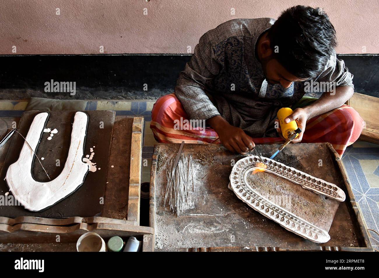 200210 -- SAVAR, 10. Februar 2020 Xinhua -- ein Handwerker macht am 10. Februar 2020 in seiner Werkstatt in Vakurta in Savar am Stadtrand von Dhaka, Bangladesch, Schmuck mit einer Schweißbrenner. Vakurta in Savar ist ein Ort, der für seine exquisiten Schmuckstücke und Ornamente geschätzt wird, die von lokalen Handwerkern mit Methoden hergestellt werden, die von einer Generation zur nächsten weitergegeben werden. Das ländliche Dorf, das 30 Minuten Fahrt von Dhaka entfernt liegt, ist Bangladeschs Kern traditioneller Schmuckkünstler und Handwerker. STR/Xinhua BANGLADESCH-SAVAR-TRADITIONELL-SCHMUCKHERSTELLUNG PUBLICATIONxNOTxINxCHN Stockfoto