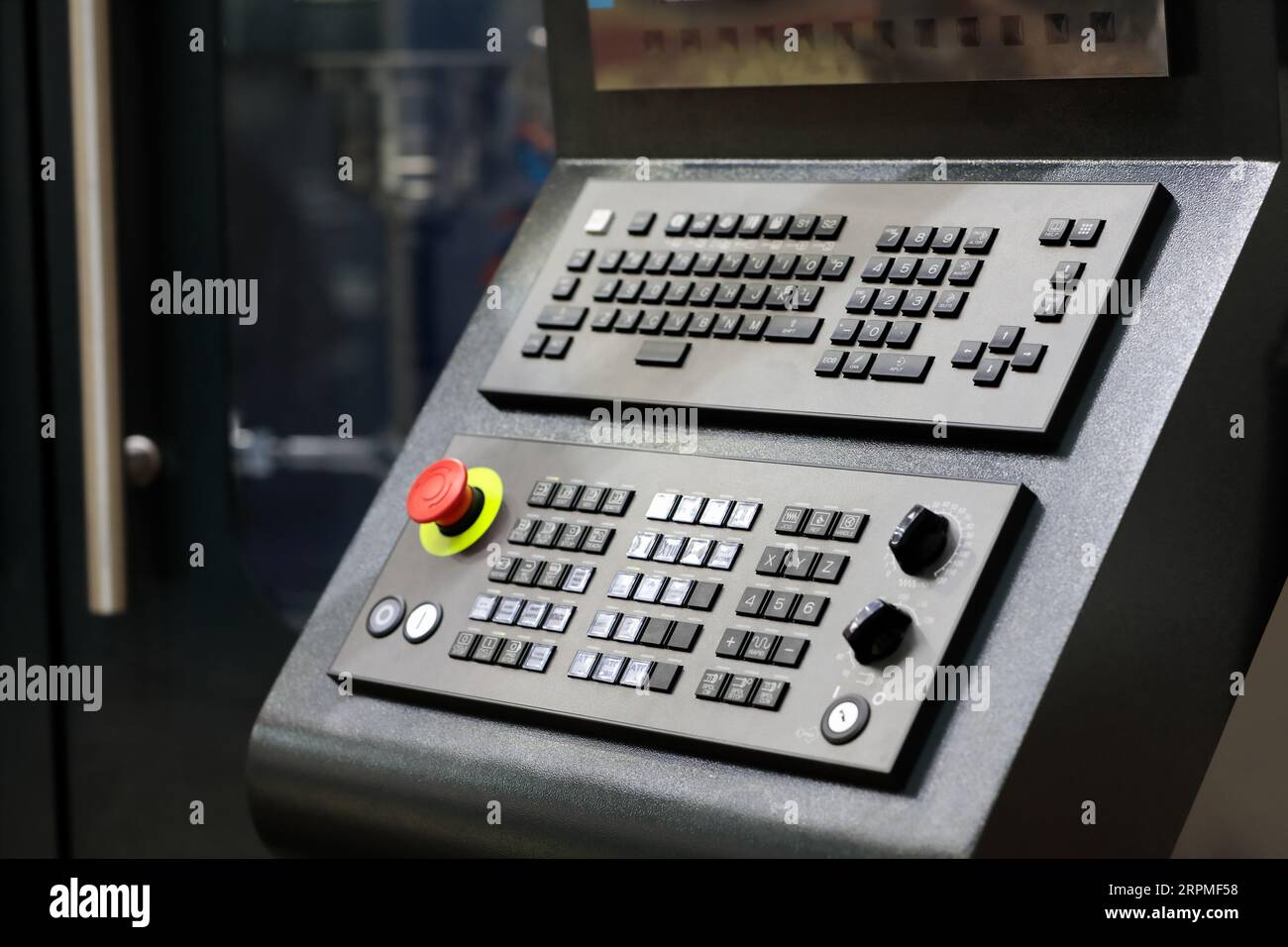 CNC-Bedienpult der metallbearbeitenden VMC-Maschine. Selektiver Fokus. Stockfoto