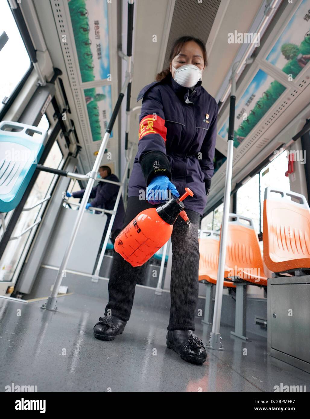 200211 -- WUHAN, 11. Februar 2020 -- Ein Busfahrer sprüht Desinfektionsmittel im Bus in Wuhan, Provinz Hubei in Zentralchina, 11. Februar 2020. Nachdem Wuhan den öffentlichen Nahverkehr eingestellt hatte, setzte der Wuhan Bus Busse ein, um medizinisches Personal und Menschen zu pendeln, die in den notwendigen Sektoren arbeiteten. CHINA-WUHAN-NCP-BUS-DESINFEKTION CN WANGXYUGUO PUBLICATIONXNOTXINXCHN Stockfoto