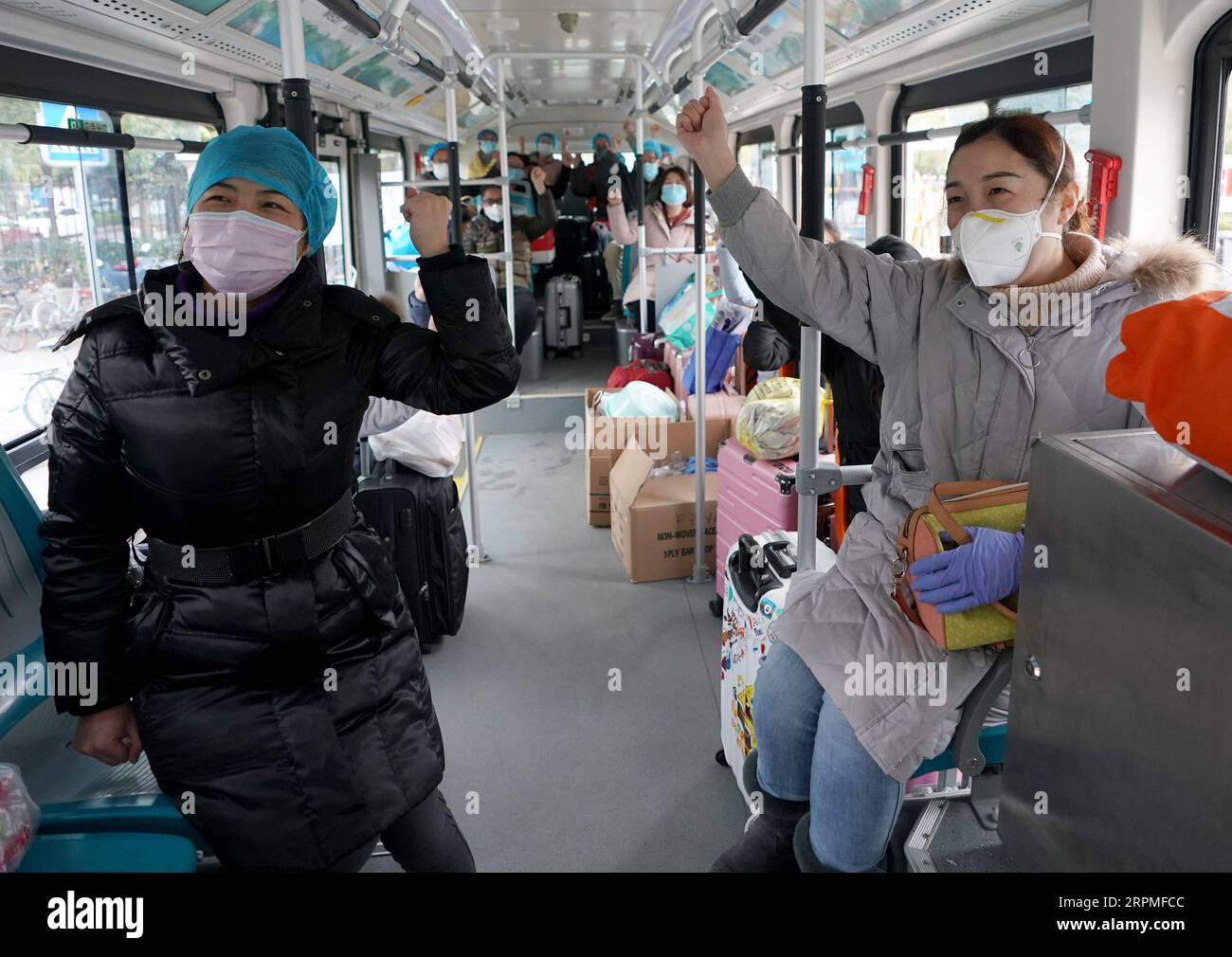 200211 -- WUHAN, 11. Februar 2020 -- medizinisches Personal jubelt sich gegenseitig zu, während es einen Bus in Wuhan, der zentralchinesischen Provinz Hubei, nimmt, 11. Februar 2020. Nachdem Wuhan den öffentlichen Nahverkehr eingestellt hatte, setzte der Wuhan Bus Busse ein, um medizinisches Personal und Menschen zu pendeln, die in den notwendigen Sektoren arbeiteten. CHINA-WUHAN-NCP-BUS-DESINFEKTION CN WANGXYUGUO PUBLICATIONXNOTXINXCHN Stockfoto