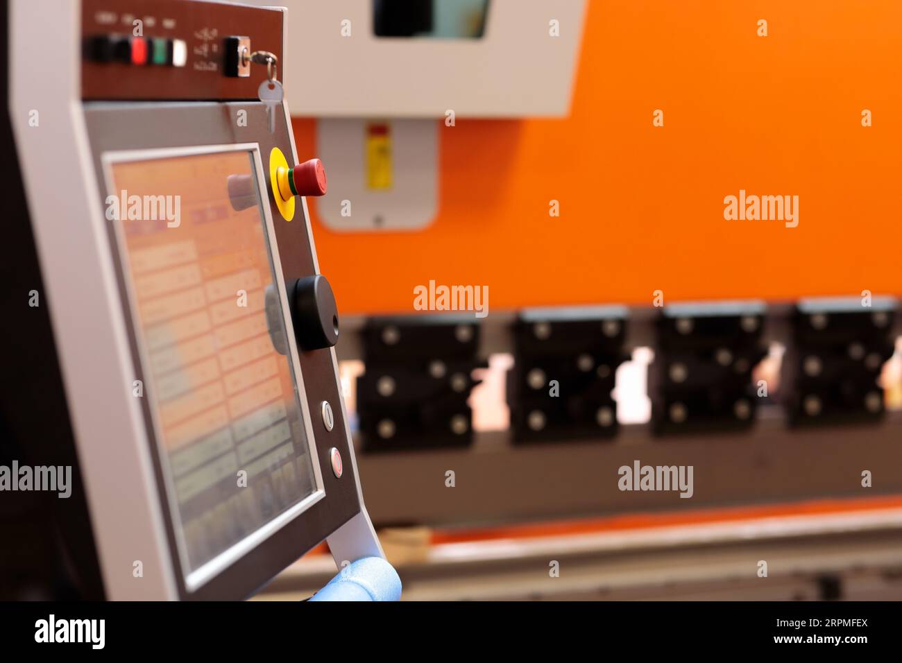 Steuertafel der CNC-hydraulischen Abkantpresse Biegemaschine. Selektiver Fokus. Stockfoto
