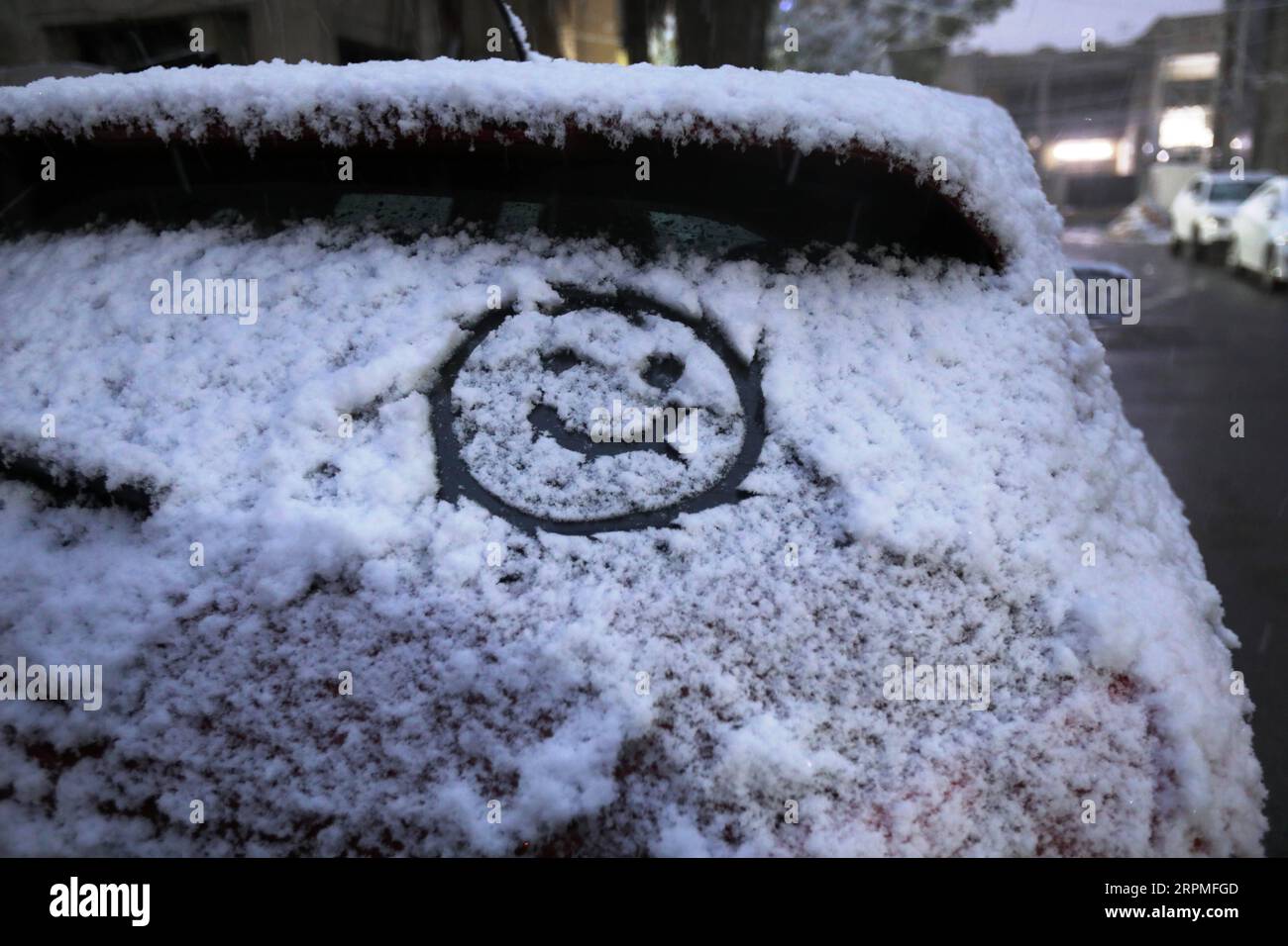 200211 -- BAGDAD, 11. Februar 2020 Xinhua -- Foto vom 11. Februar 2020 zeigt den Schnee in Bagdad, Irak. Viele Menschen in der irakischen Hauptstadt Bagdad wachten am Dienstag früh auf, um einen seltenen Schneefall in der Stadt zu beobachten. Schnee im Irak ist im nördlichen Teil des Landes häufig zu sehen, insbesondere in den Gebirgsregionen. Für die meisten Bürger in Bagdad ist es selten, dass sie Schnee sehen. Bagdad war im Januar 2008 zum ersten Mal seit über 100 Jahren Zeuge von Schneefällen. Xinhua/Khalil Dawood IRAQ-BAGDAD-SNOW PUBLICATIONxNOTxINxCHN Stockfoto