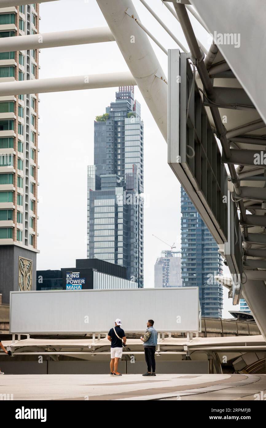 Aufnahme des erstaunlich gestalteten Chong Nonsi Skywalk auf der N. Sathon Rd Bangkok Thailand. Stockfoto