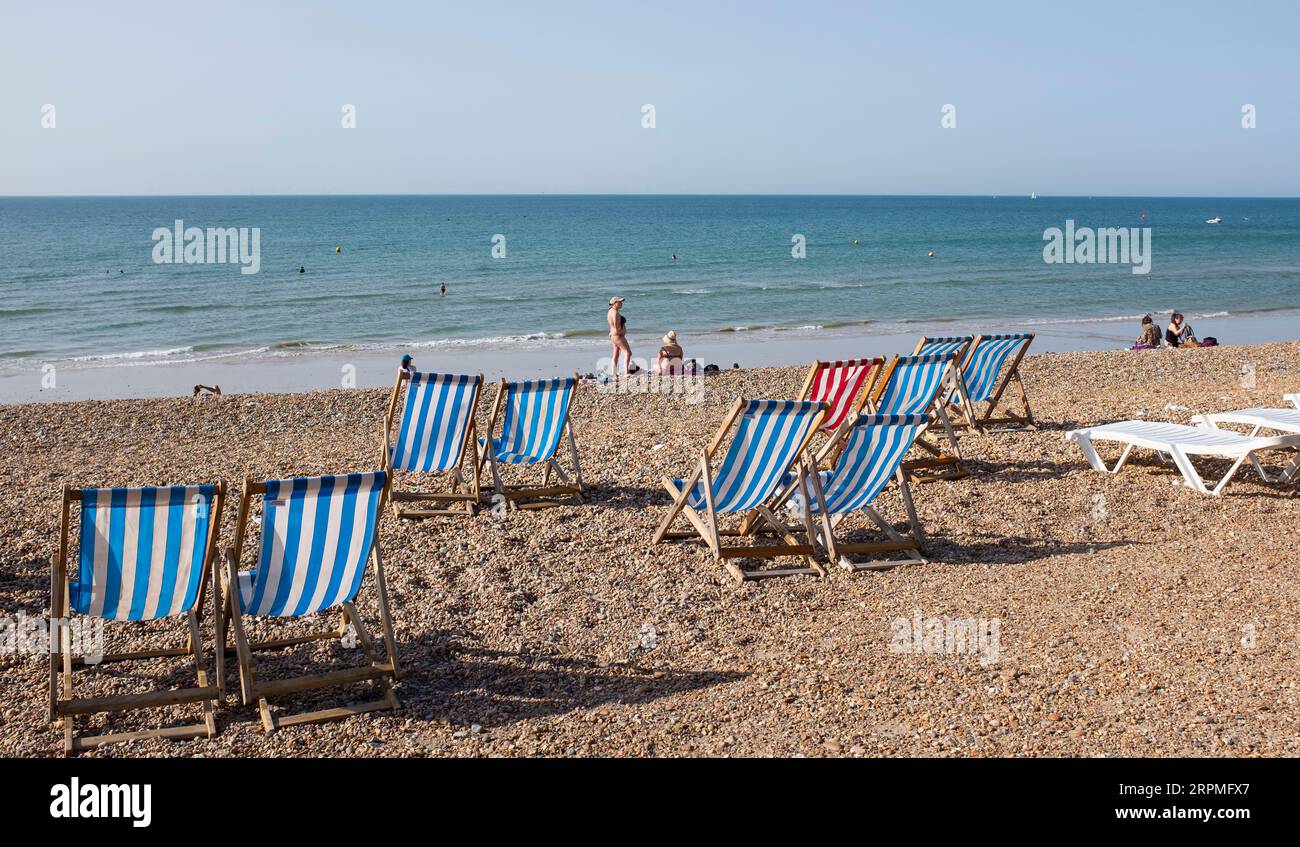 Brighton UK 5. September 2023 - Besucher am Brighton Beach machen heute früh das Beste aus dem heißen sonnigen Wetter mit Temperaturen, die in einigen Teilen Großbritanniens wieder über 30 Grad erreichen werden : Credit Simon Dack / Alamy Live News Stockfoto