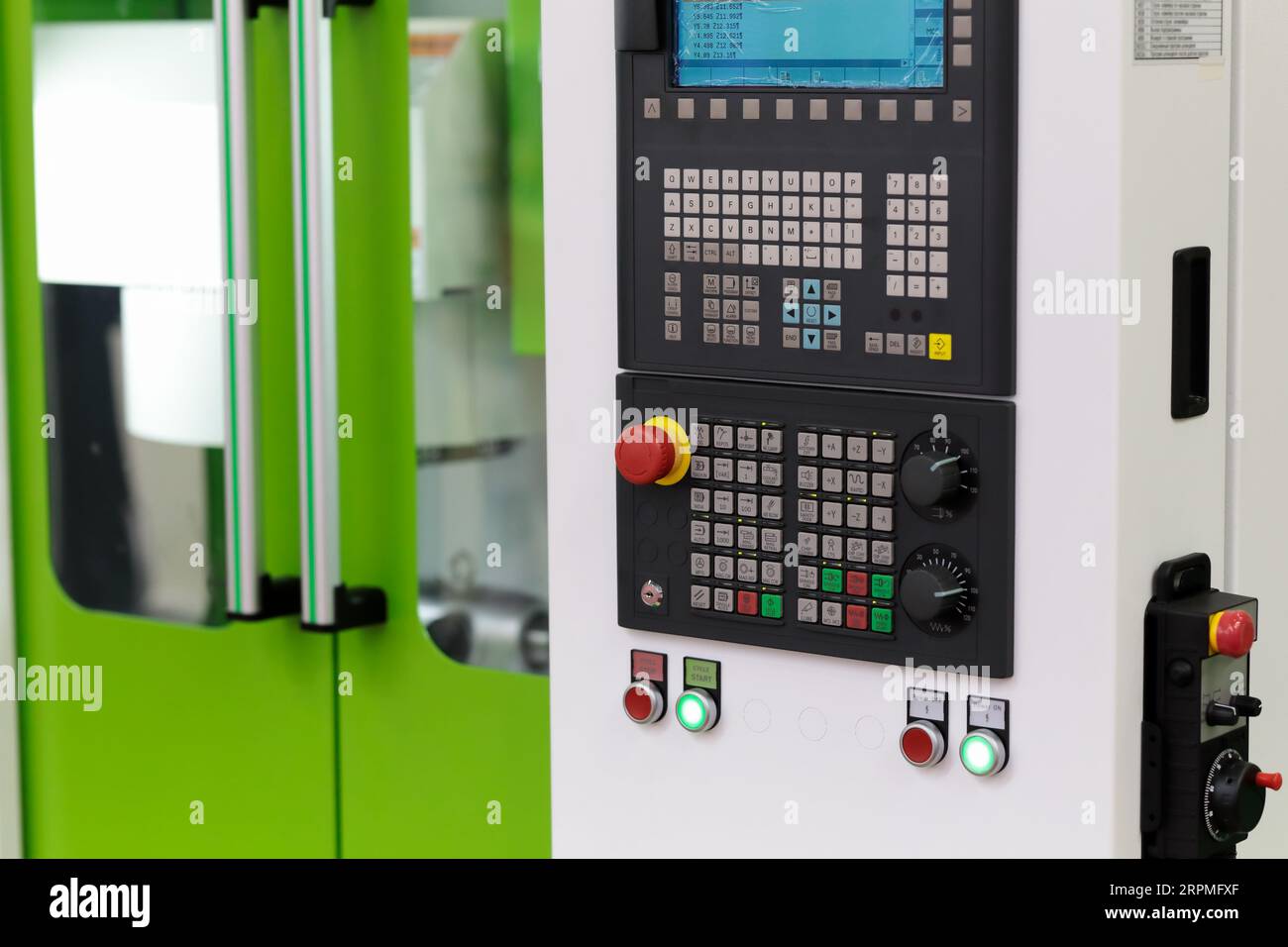 Modernes vertikales CNC-Fräszentrum. Selektiver Fokus. Stockfoto