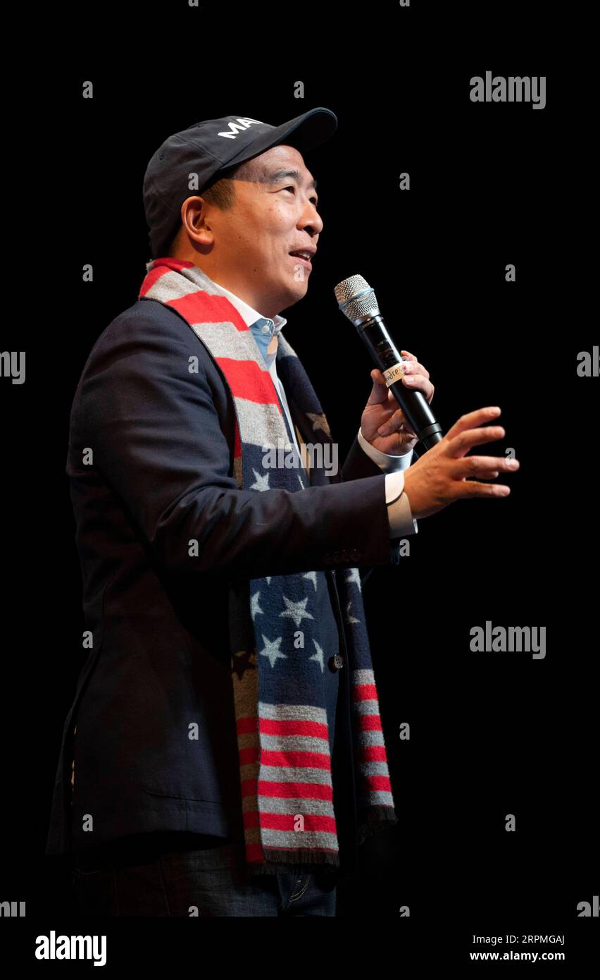 200212 -- WASHINGTON, 12. Februar 2020 -- Andrew Yang, US-Präsidentschaftskandidat der Demokraten, nimmt am 4. November 2019 an einer Kundgebung an der George Mason University in Virginia, USA, Teil. Der US-amerikanische Unternehmer Andrew Yang, der sich für ein universelles Grundeinkommen von 1.000 US-Dollar pro Monat einsetzte, brach am Dienstag das Präsidentschaftsrennen 2020 ab. US-PRÄSIDENTSCHAFTSWAHL-ANDREW YANG-QUIT-FILE FOTO LIUXJIE PUBLICATIONXNOTXINXCHN Stockfoto