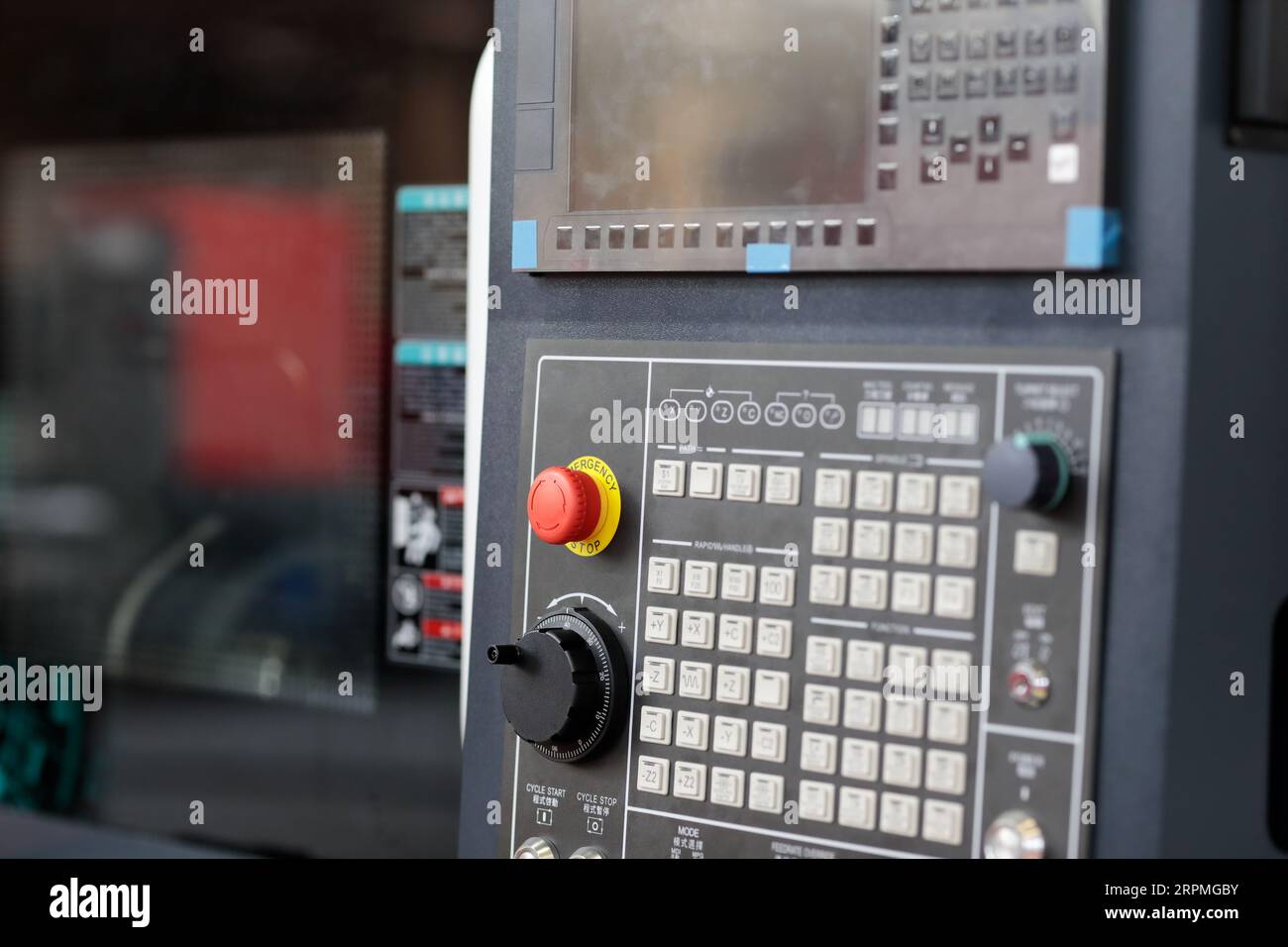 Fernbedienungskonsole des CNC-Bearbeitungszentrums. Selektiver Fokus. Stockfoto