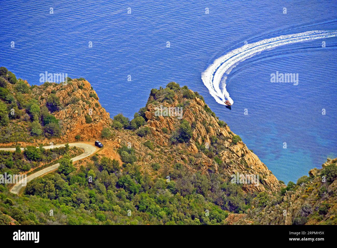 Auto auf der Küstenstraße zum Strand von Ficaghjola, Frankreich, Korsika, Piana, Ficaghjola Stockfoto