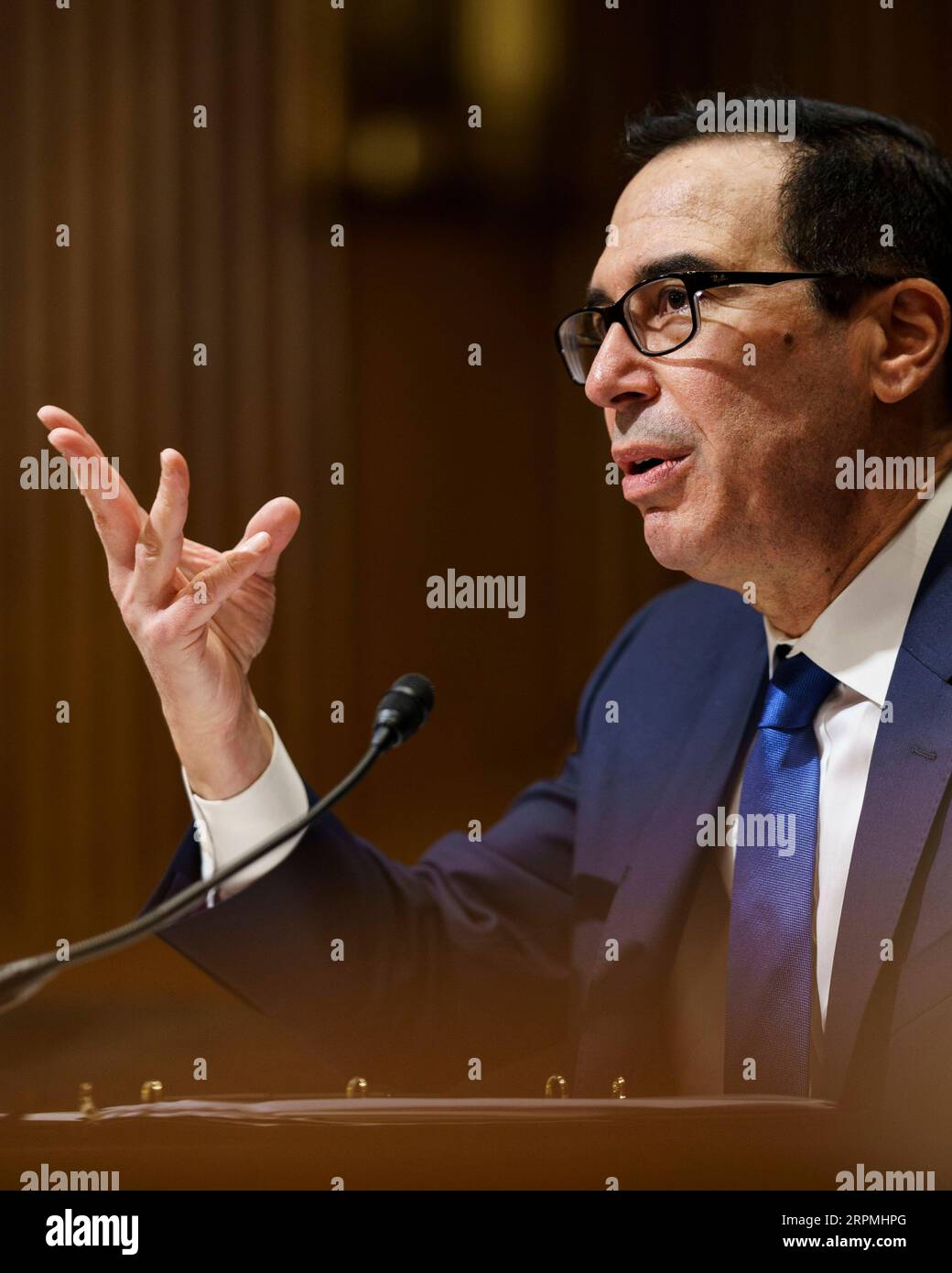 200212 -- WASHINGTON, 12. Februar 2020 -- der US-Finanzminister Steven Mnuchin bezeugt vor dem Finanzausschuss des Senats während einer Anhörung zum Haushaltsplan des Präsidenten für das Geschäftsjahr 2021 auf dem Capitol Hill in Washington D.C., USA, am 12. Februar 2020. Foto von /Xinhua U.S.-WASHINGTON D.C.-STEVEN MNUCHIN-GESCHÄFTSJAHR 2021-BUDGET-ANHÖRUNG TingxShen PUBLICATIONxNOTxINxCHN Stockfoto