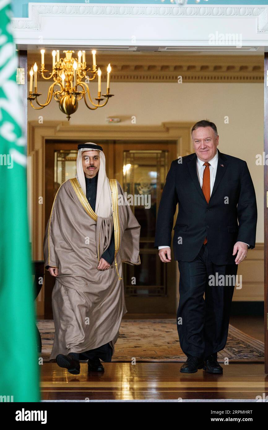 200212 -- WASHINGTON, 12. Februar 2020 -- US-Außenminister Mike Pompeo R trifft sich am 12. Februar 2020 mit dem saudischen Außenminister Faisal bin Farhan Al Saud in Washington D.C. in den Vereinigten Staaten. Foto: /Xinhua U.S.-WASHINGTON D.C.-POMPEO-SAUDI ARABIA-FM-MEETING TingxShen PUBLICATIONxNOTxINxCHN Stockfoto