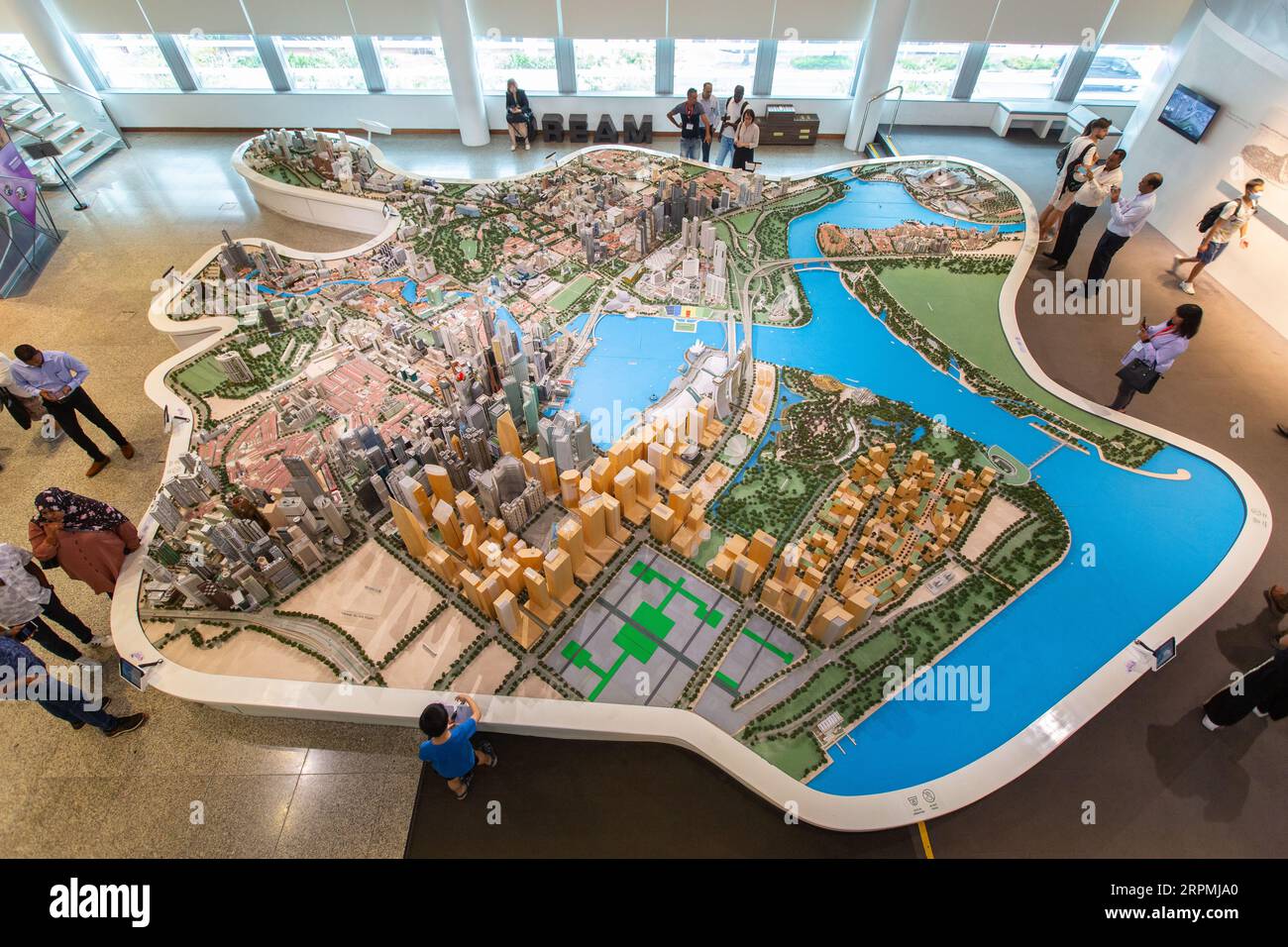 Vogelperspektive auf Gebäude in Singapur in detailreichen 3D-Modellen für Touristen, um zu bewundern, zu studieren und selbst zu lernen, wie die Infrastruktur der Nation funktioniert. Stockfoto