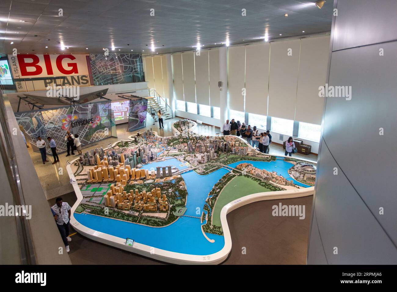 Top-down-Ansicht der Infrastruktur der Stadtlandschaft Singapurs in genauer Miniatur-Größe können Besucher im Raum einen genauen Blick auf die Stadtplanung werfen, Stockfoto