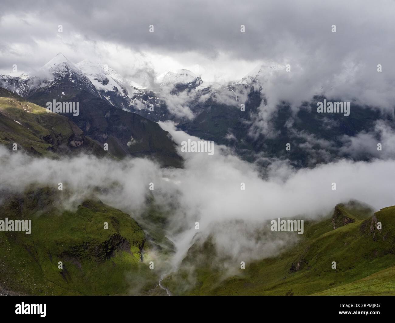 Alpengipfel, Morgennebel über einen Bergrücken, Blick von der Großglockner Hochalpenstraße, Nationalpark hohe Tauern, Salzburg, Österreich Stockfoto