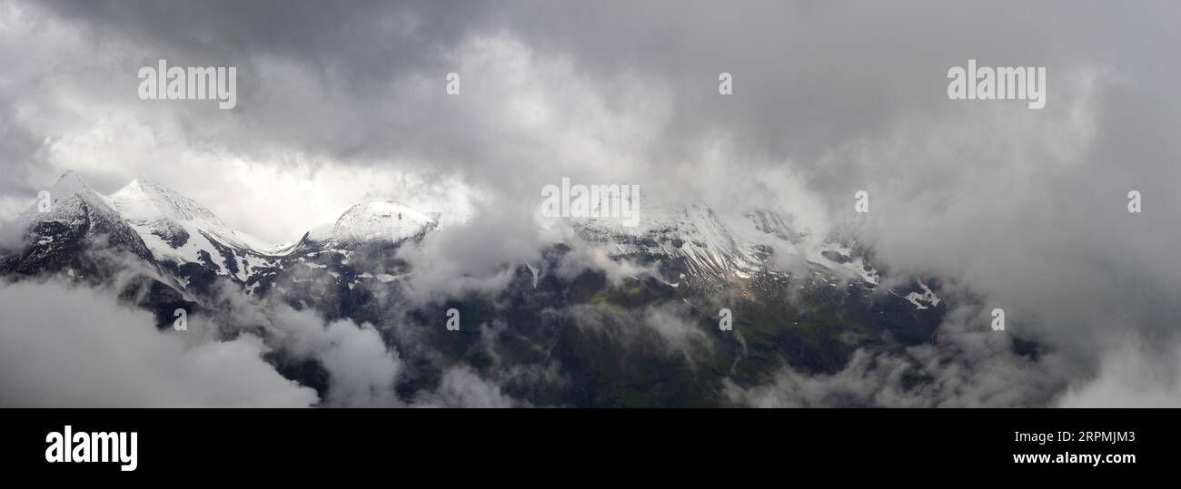 Alpengipfel, Morgennebel über einen Bergrücken, Blick von der Großglockner Hochalpenstraße, Nationalpark hohe Tauern, Salzburg, Österreich Stockfoto