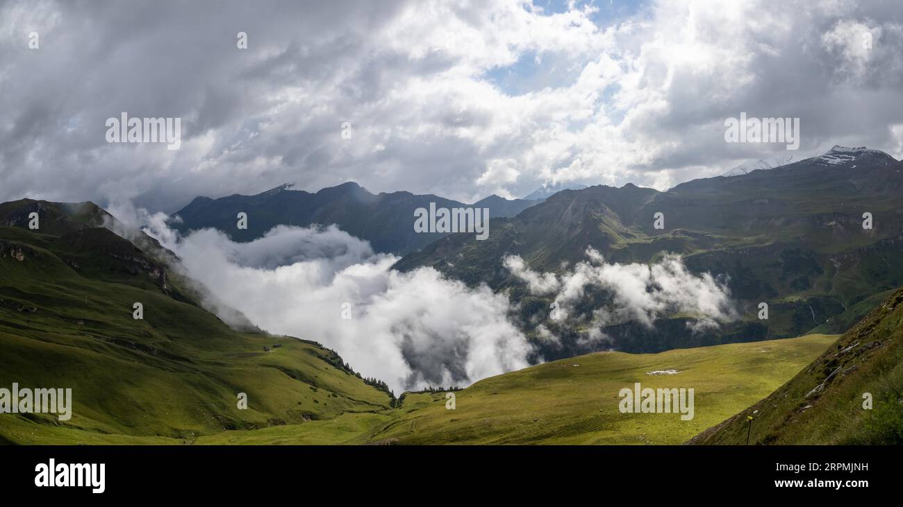 Alpengipfel, Morgennebel über einen Bergrücken, Blick von der Großglockner Hochalpenstraße, Nationalpark hohe Tauern, Kärnten, Österreich Stockfoto