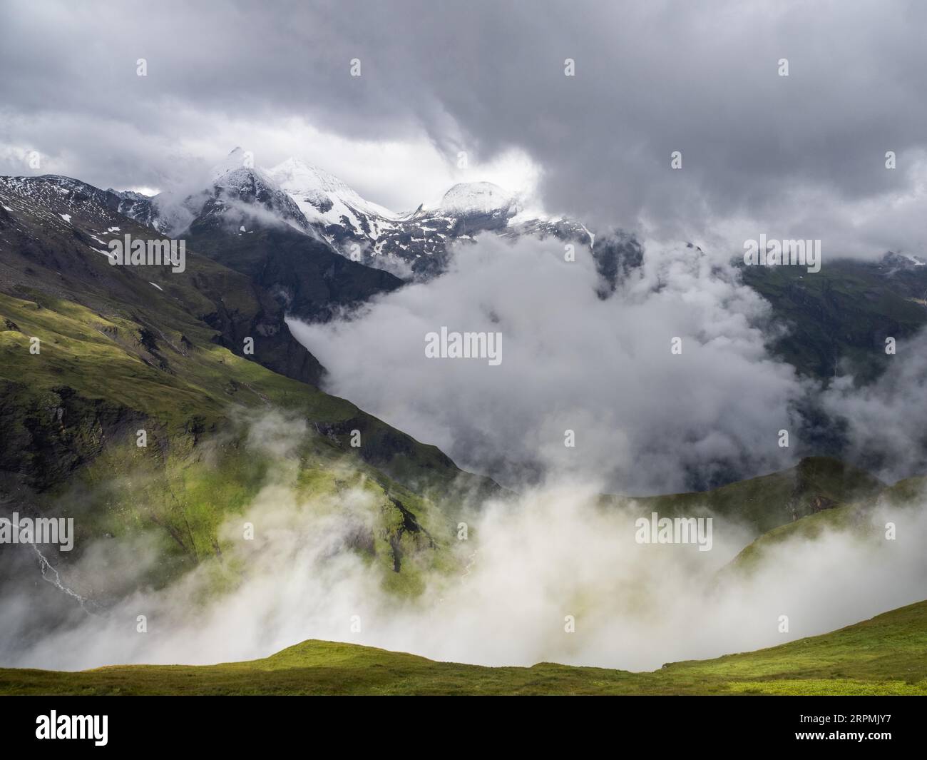 Alpengipfel, Morgennebel über einen Bergrücken, Blick von der Großglockner Hochalpenstraße, Nationalpark hohe Tauern, Salzburg, Österreich Stockfoto