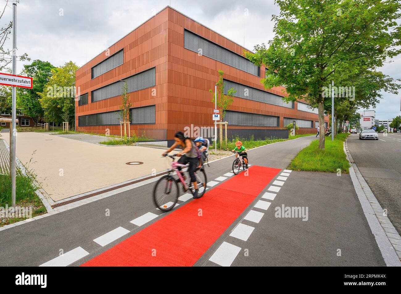 Rotbrauner Lauf- und Radweg, Berufsbildung und Technologie-Zentrum BTZ, Kempten, Allgaeu, Bayern, Deutschland Stockfoto