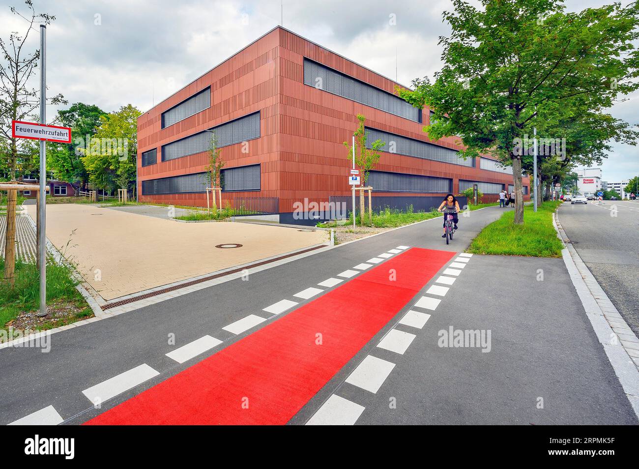 Rotbrauner Lauf- und Radweg, Berufsbildung und Technologie-Zentrum BTZ, Kempten, Allgaeu, Bayern, Deutschland Stockfoto