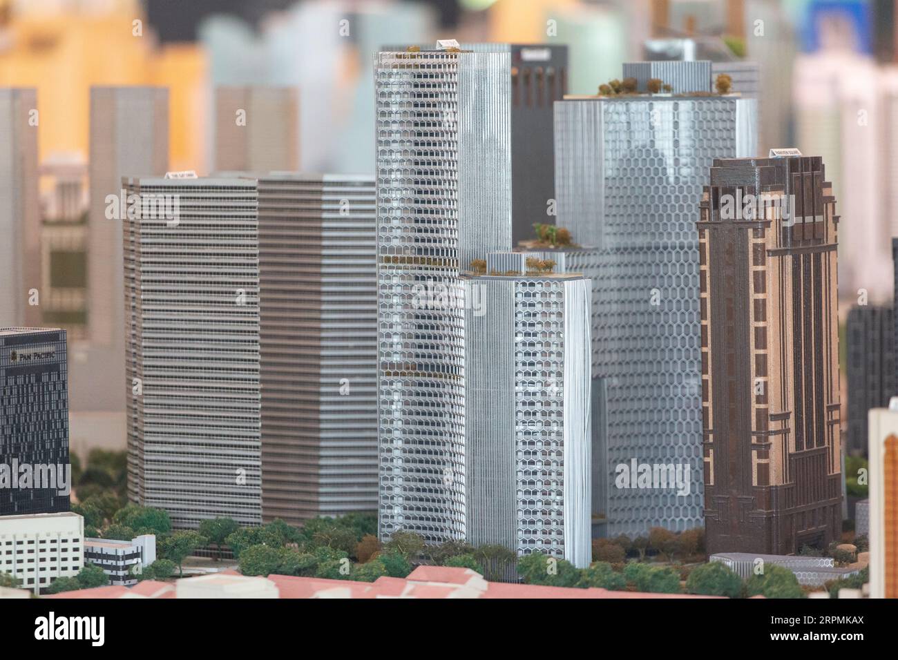 3D-Sandmodell von Architekturgebäuden wie DUO, The Gateway, Parkview Square usw., ein Blick auf den Verlauf der Stadtplanung in Singapur. Stockfoto