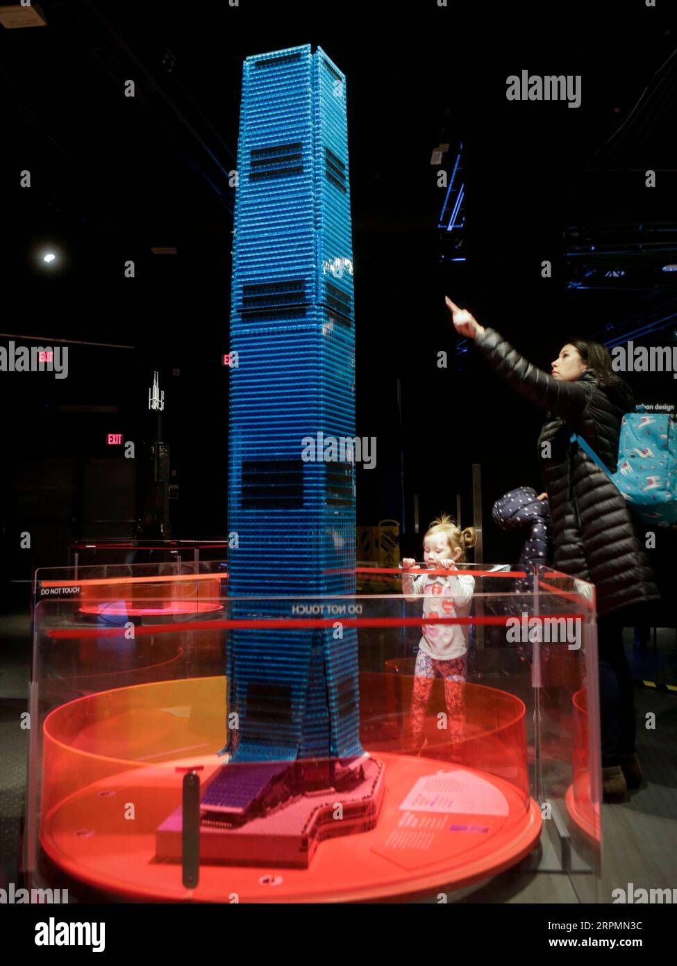 200214 -- KANADA, 14. Februar 2020 Xinhua -- Besucher schauen sich Hongkongs International Commerce Centre an, das von LEGO Bricks während der Ausstellung Towers of Tomorrow with LEGO Bricks auf der Science World in Vancouver, Kanada, 14. Februar 2020 gebaut wurde. Die Ausstellung zeigt 20 der erstaunlichsten Wolkenkratzer der Welt, die im Maßstab 1:200 errichtet wurden und Besuchern einen Blick aus der Vogelperspektive auf diese Gebäude bieten. Foto von Liang Sen/Xinhua CANADA-VANCOUVER-EXHIBITION-TOWERS OF TOMORROW MIT LEGO BRICKS PUBLICATIONxNOTxINxCHN Stockfoto