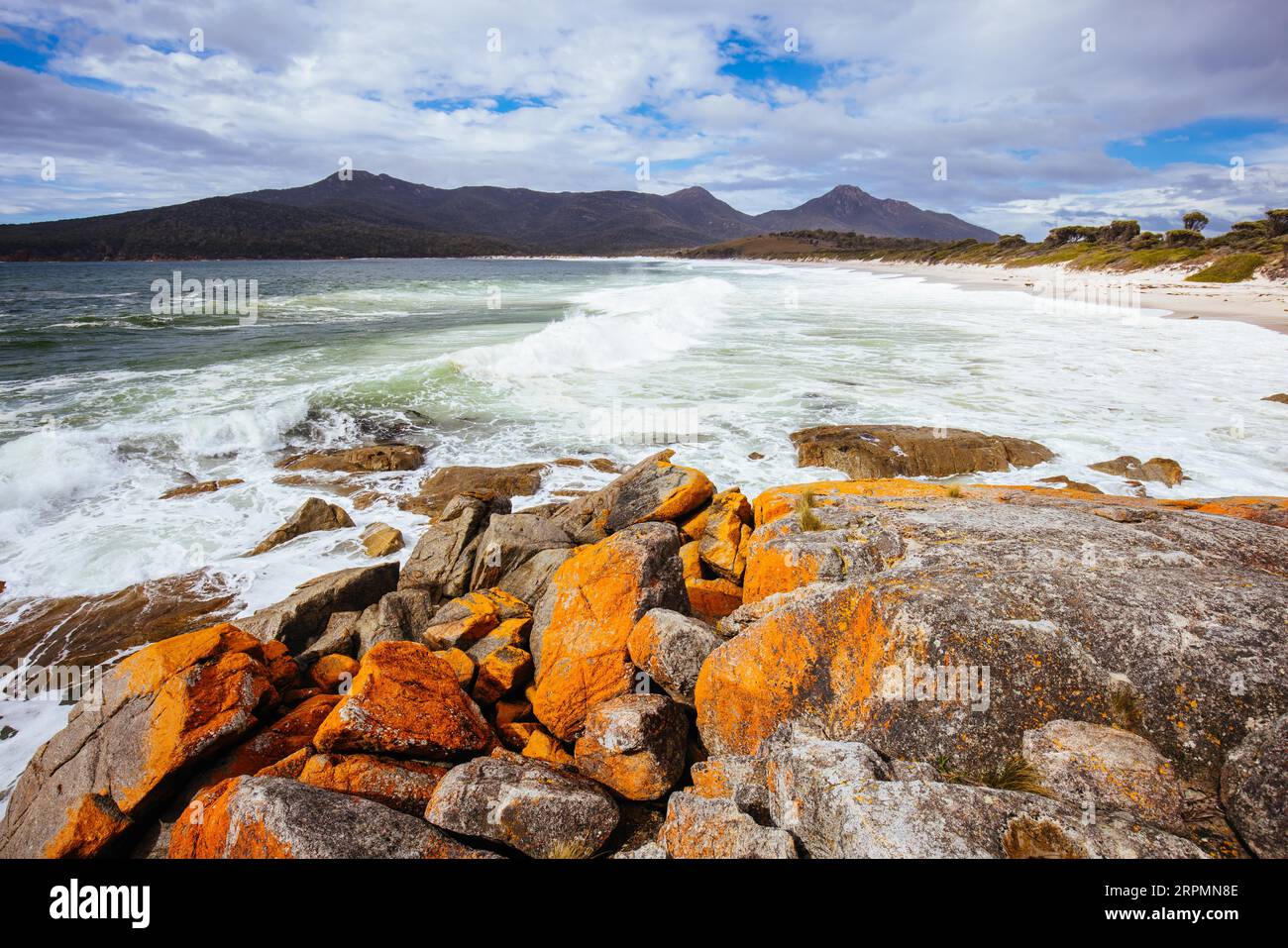 Wineglass Bay Beach und seine orangen Flechtensteine an einem rauen Tag auf der Freycinet Peninsula in Tasmanien, Australien Stockfoto