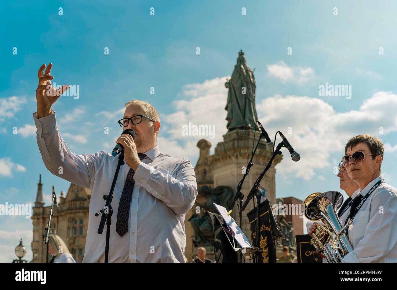 Der Leiter der City of Hull Band stellt Musik der Öffentlichkeit vor, bevor Musiker auf dem Freedom Festival in Hull, Großbritannien, spielen. Stockfoto