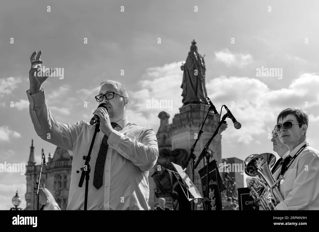 Der Leiter der City of Hull Band stellt Musik der Öffentlichkeit vor, bevor Musiker auf dem Freedom Festival in Hull, Großbritannien, spielen. Stockfoto